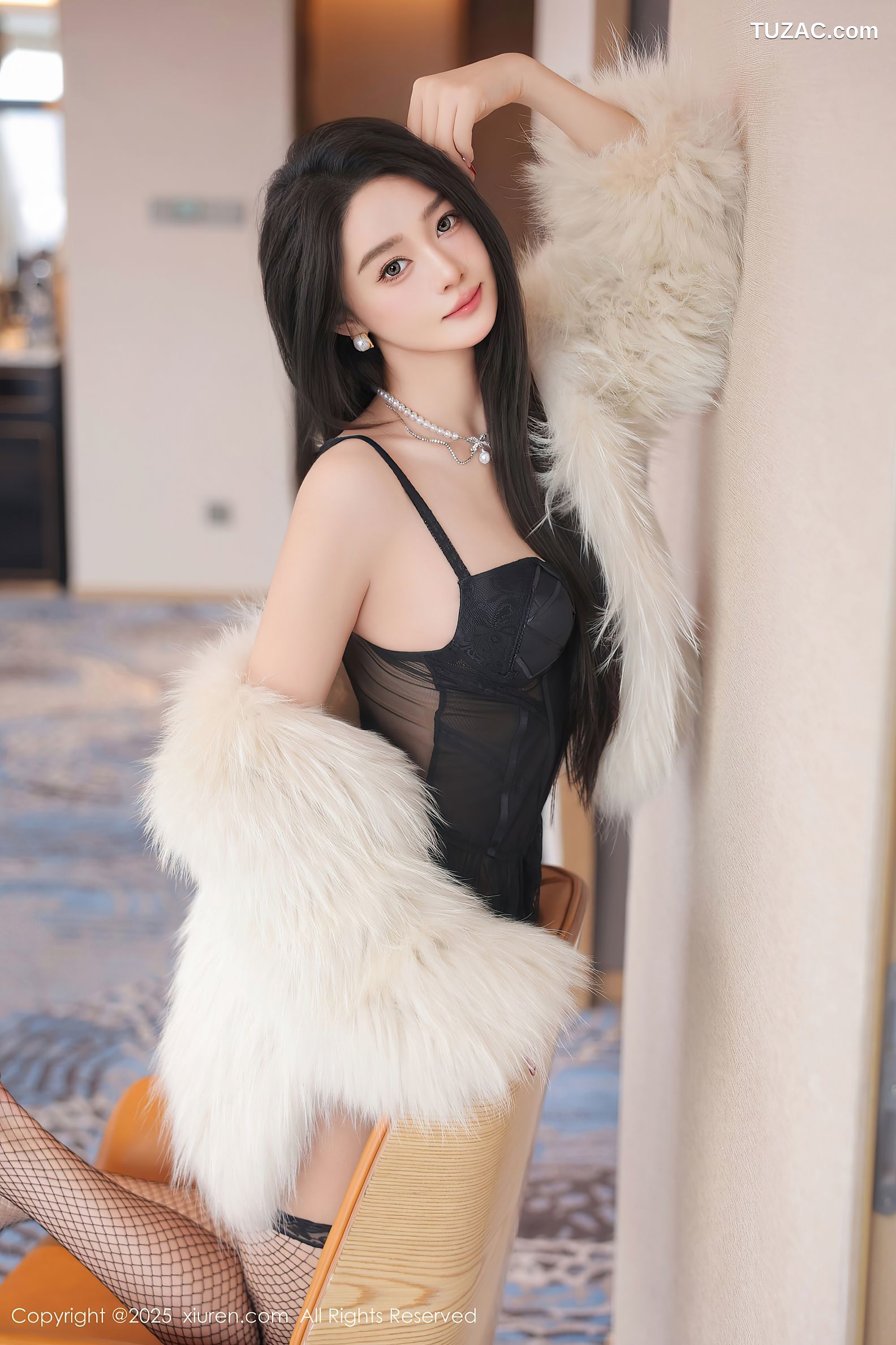 XiuRen秀人网-9781-Candy糖糖-白皮草外套情趣黑蕾丝内衣黑丝珍珠内裤爆乳-2025.01.17