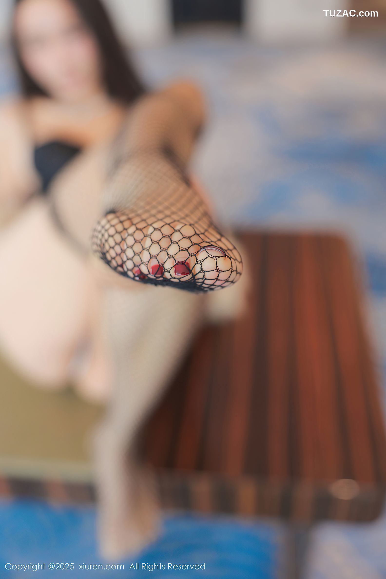 XiuRen秀人网-9781-Candy糖糖-白皮草外套情趣黑蕾丝内衣黑丝珍珠内裤爆乳-2025.01.17