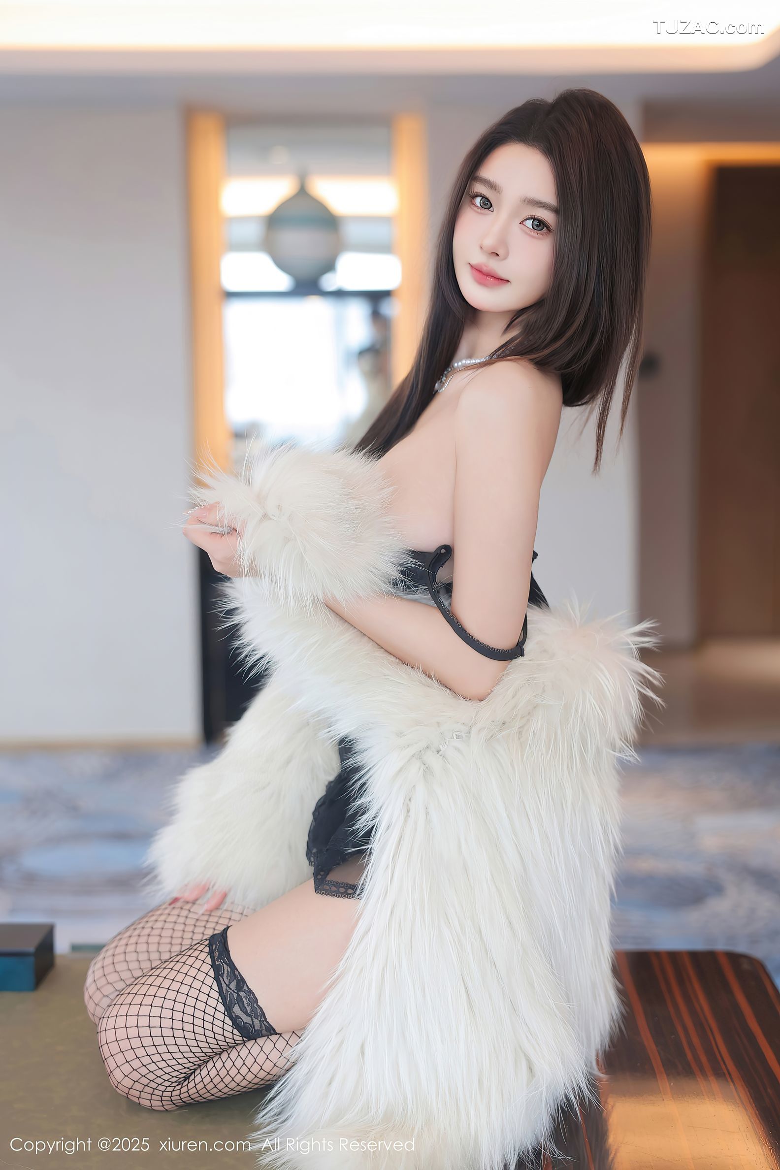 XiuRen秀人网-9781-Candy糖糖-白皮草外套情趣黑蕾丝内衣黑丝珍珠内裤爆乳-2025.01.17