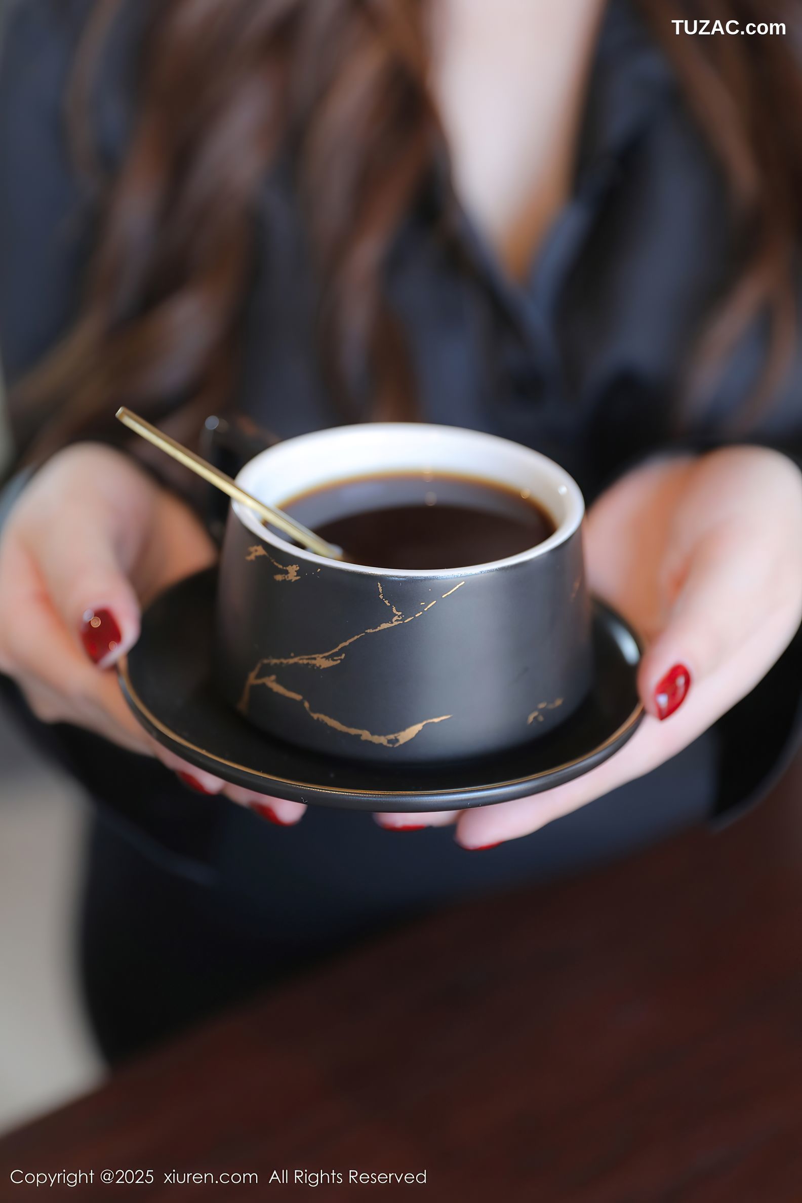 XiuRen秀人网-9784-蛋蛋宝-OL黑衬衫黑短裙紫色内衣黑丝爆乳-2025.01.20