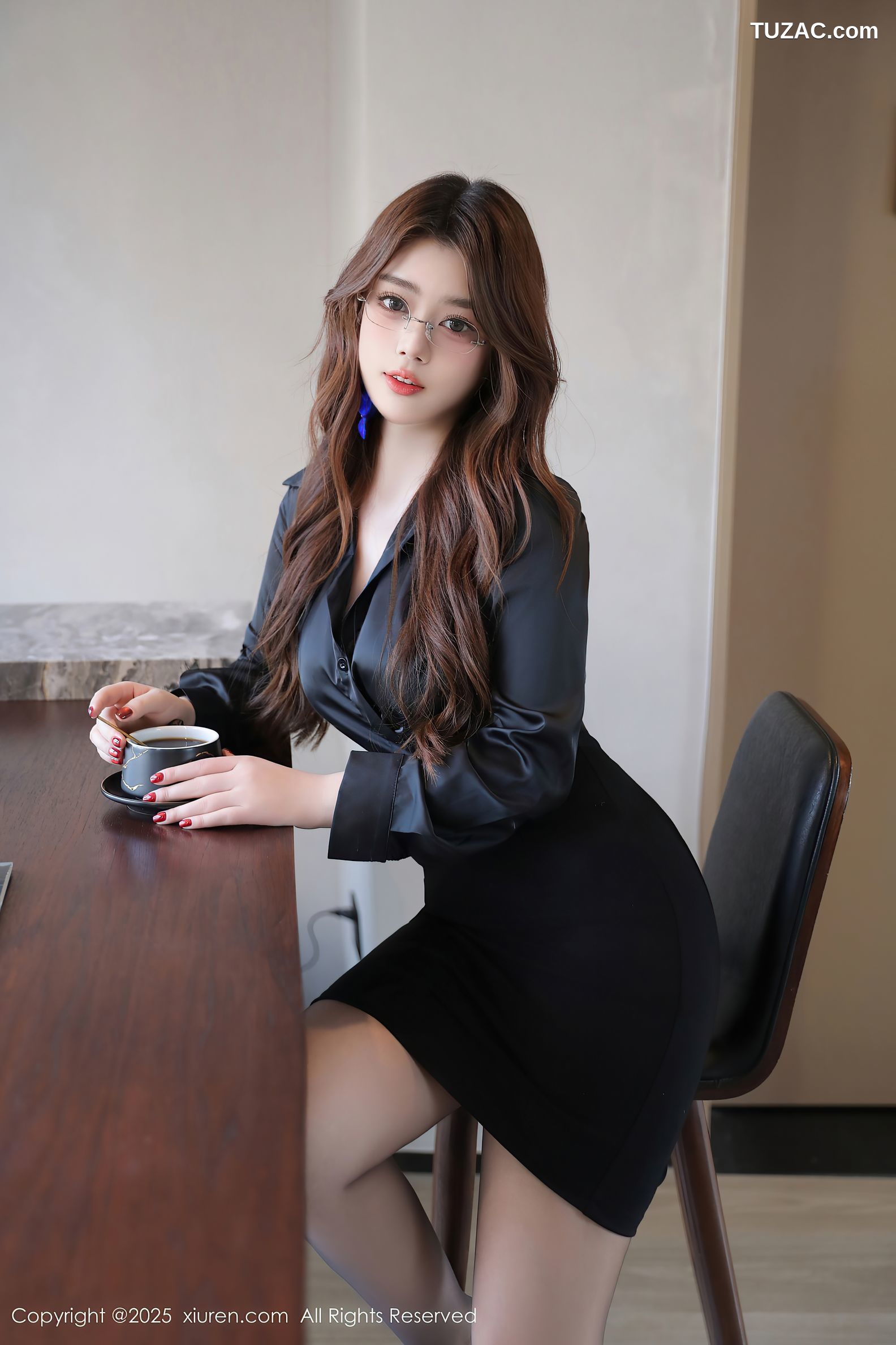 XiuRen秀人网-9784-蛋蛋宝-OL黑衬衫黑短裙紫色内衣黑丝爆乳-2025.01.20