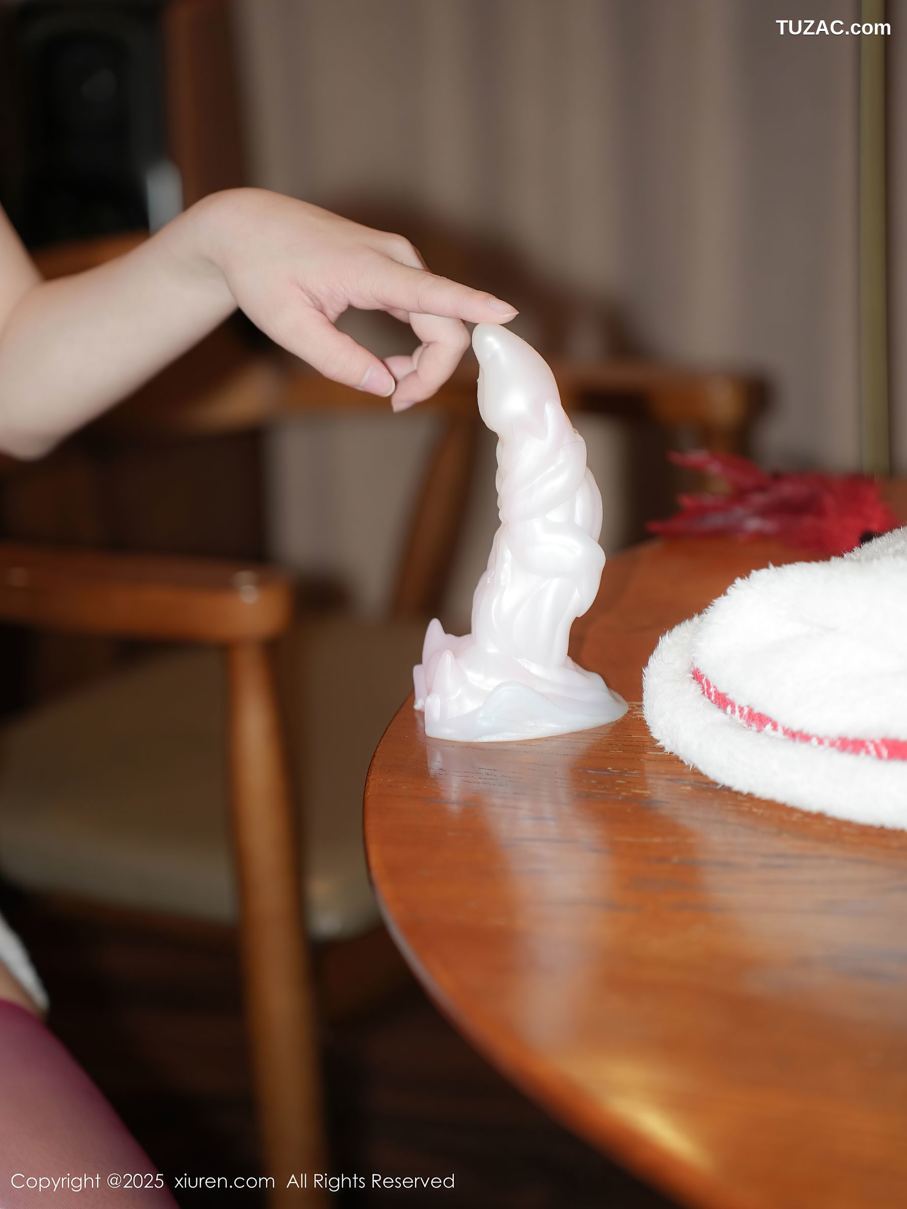 XiuRen秀人网-9797-糖糖-情趣节日短裙粉色丝袜红色丁字裤爆乳-2025.01.22