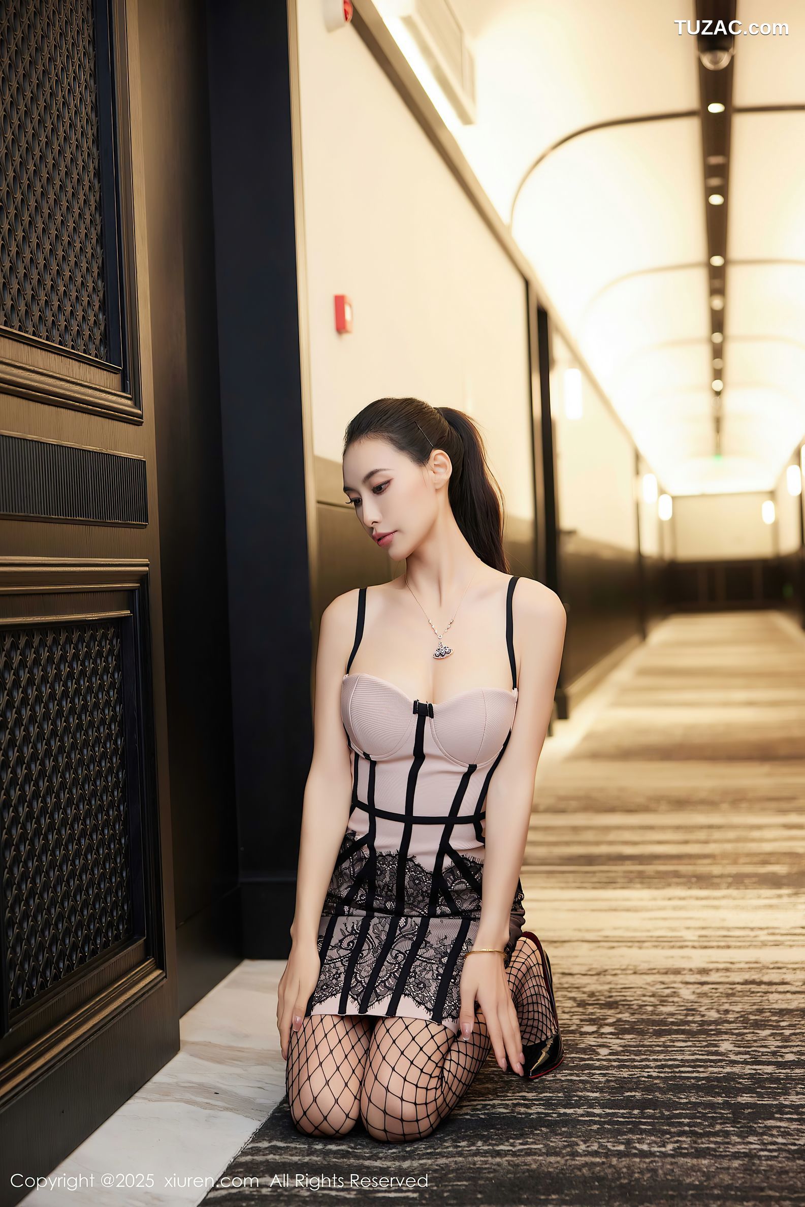 XiuRen秀人网-9809-lingyu69-淡粉连衣短裙黑色渔网连体衣爆乳-2025.01.24