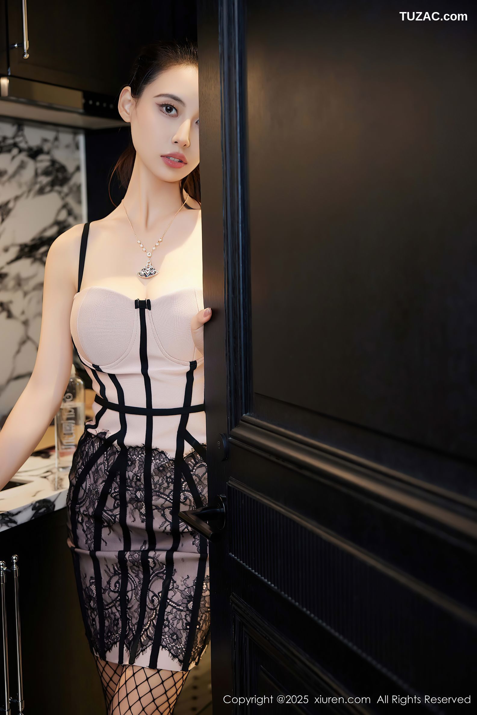 XiuRen秀人网-9809-lingyu69-淡粉连衣短裙黑色渔网连体衣爆乳-2025.01.24