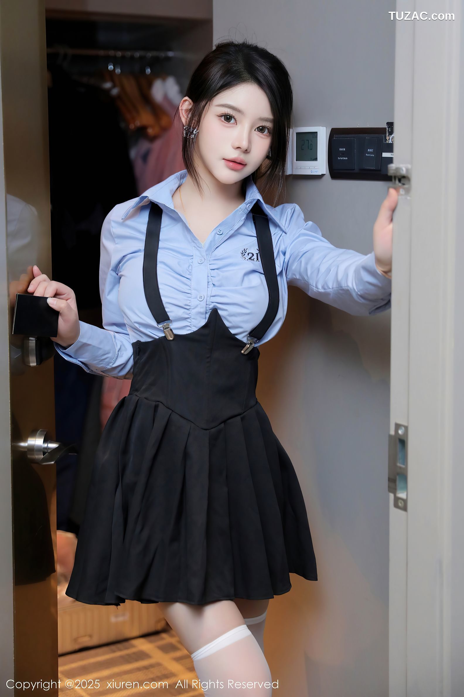 XiuRen秀人网-9819-爱酱里-蓝衬衫黑色百褶裙白丝萝莉少女爆乳-2025.01.25