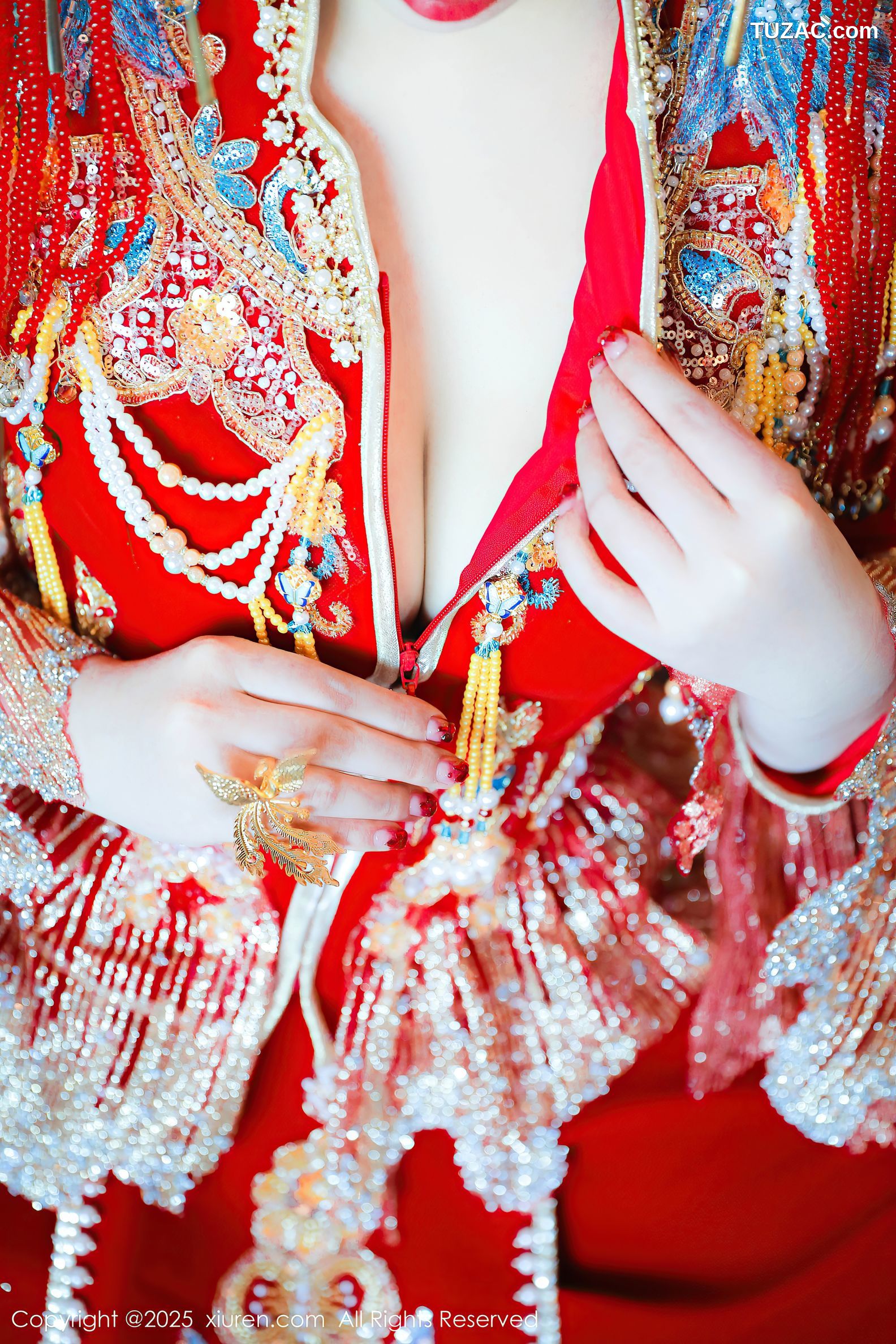 XiuRen秀人网-9823-蛋蛋宝-新春特辑-古风红装白蕾丝内衣爆乳-2025.01.25