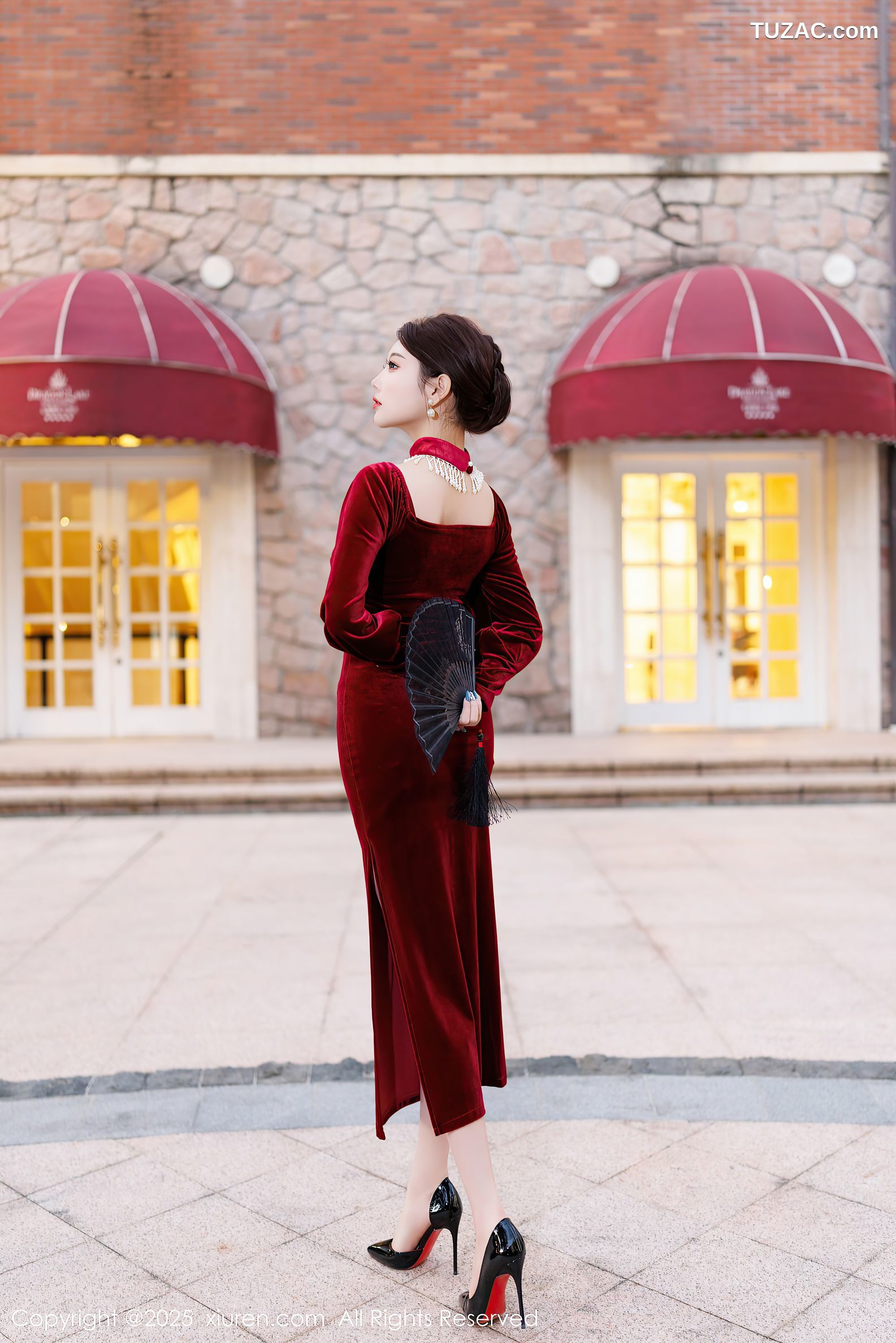 XiuRen秀人网-9831-杨晨晨Yome-暗红礼裙红蕾丝内衣性感旗袍-2025.01.26