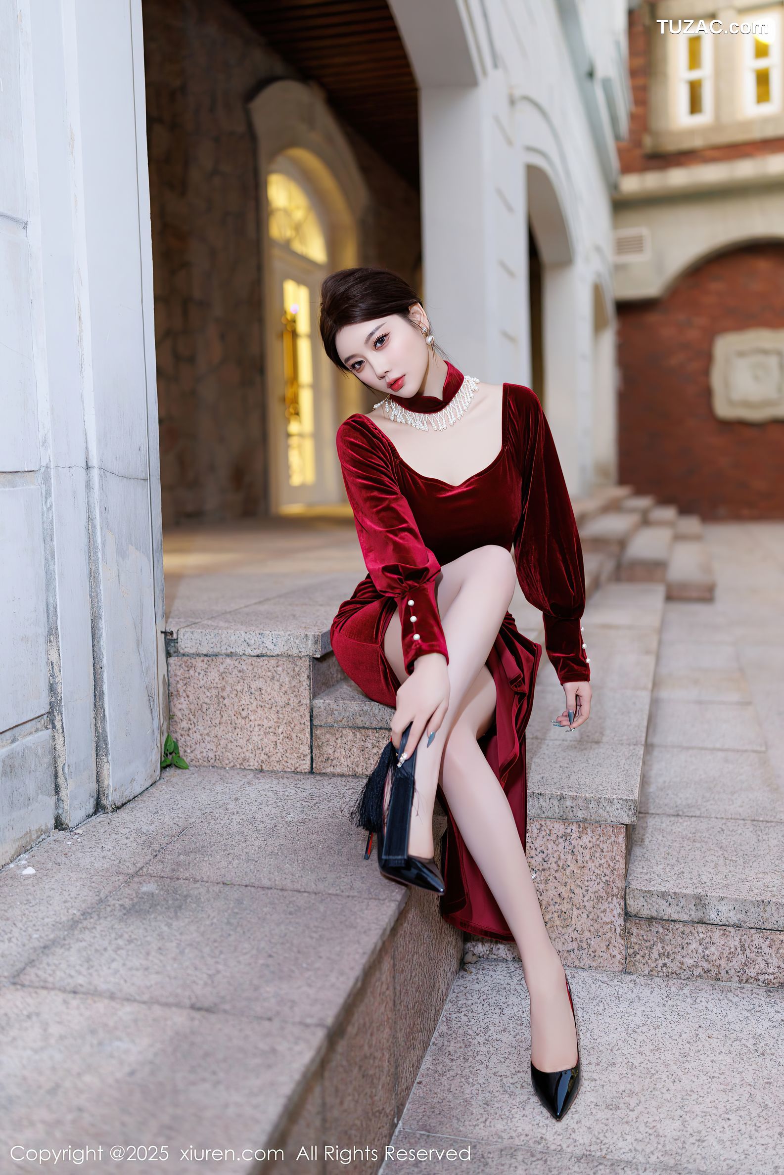 XiuRen秀人网-9831-杨晨晨Yome-暗红礼裙红蕾丝内衣性感旗袍-2025.01.26