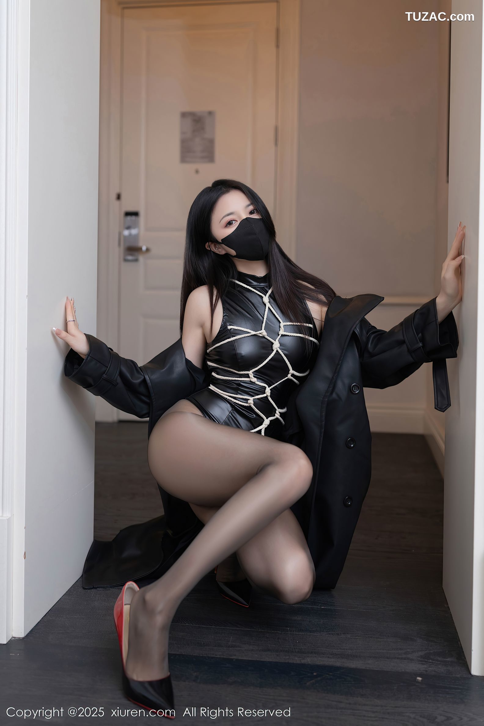 XiuRen秀人网-9835-鱼子酱Fish-黑色大衣死库水黑丝绑缚爆乳-2025.01.26