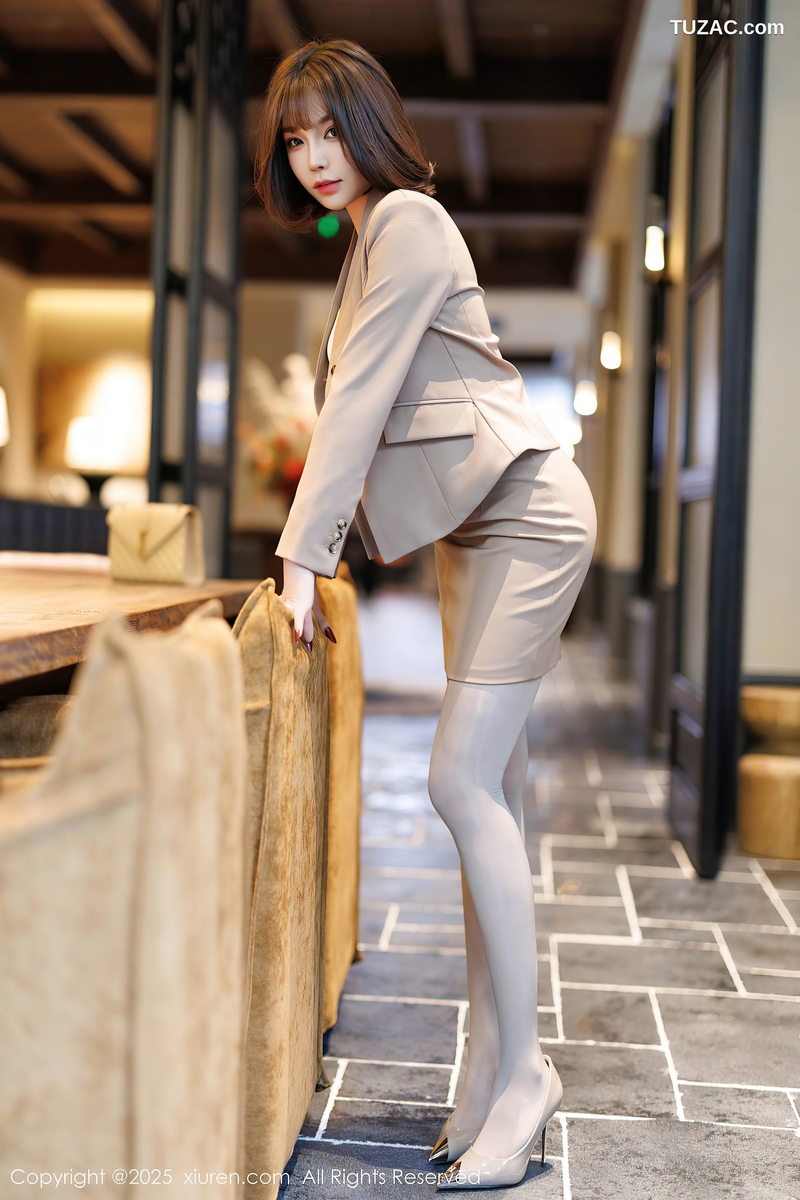 XiuRen秀人网-9844-徐莉芝Booty-短发气质OL米色裙装-黑蕾丝内衣黑丝-2025.02.06