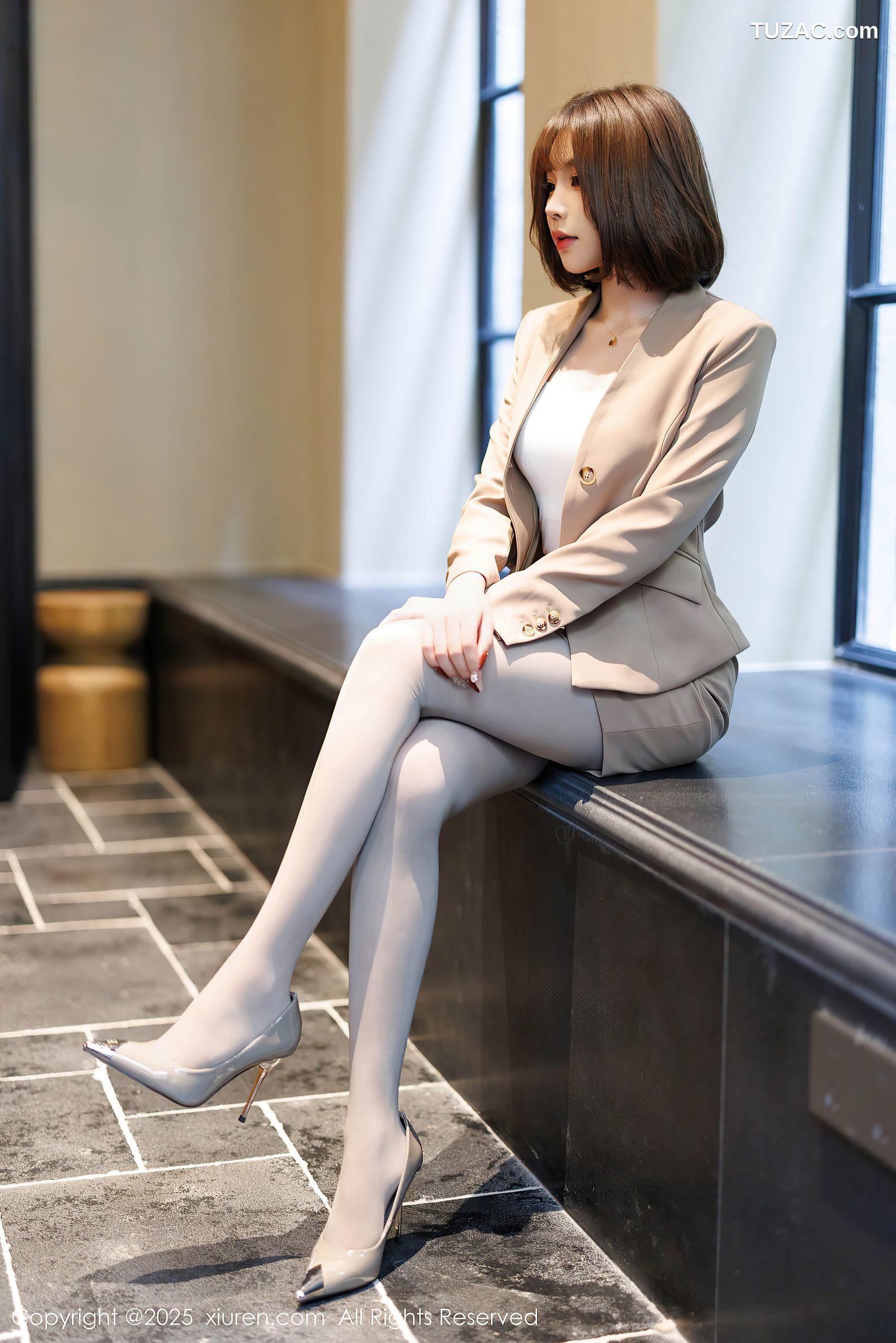 XiuRen秀人网-9844-徐莉芝Booty-短发气质OL米色裙装-黑蕾丝内衣黑丝-2025.02.06