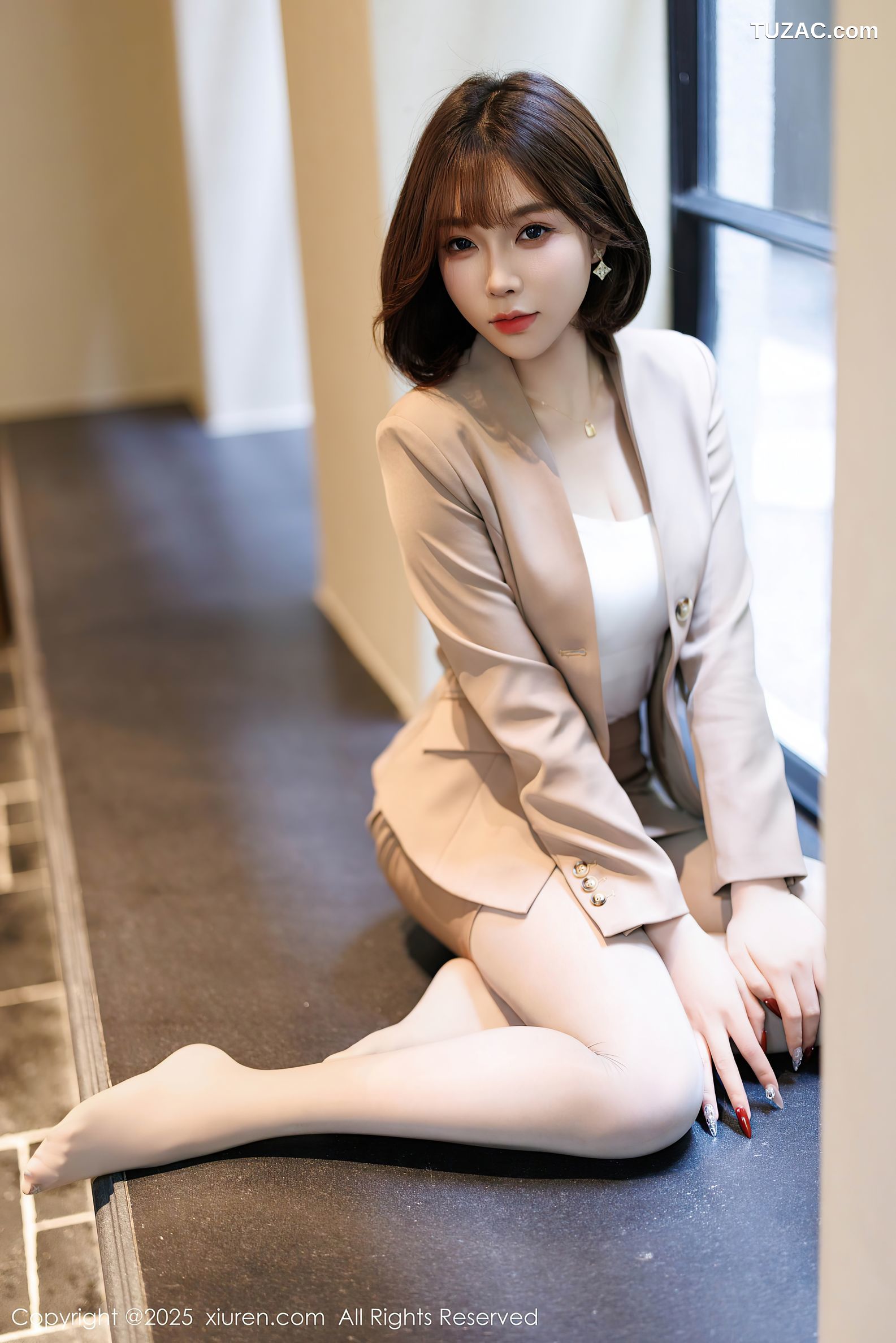 XiuRen秀人网-9844-徐莉芝Booty-短发气质OL米色裙装-黑蕾丝内衣黑丝-2025.02.06