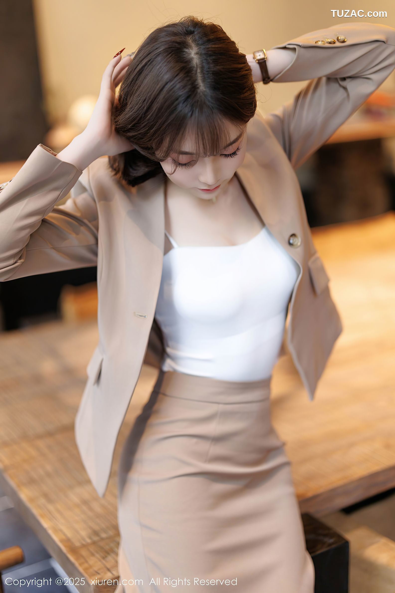 XiuRen秀人网-9844-徐莉芝Booty-短发气质OL米色裙装-黑蕾丝内衣黑丝-2025.02.06