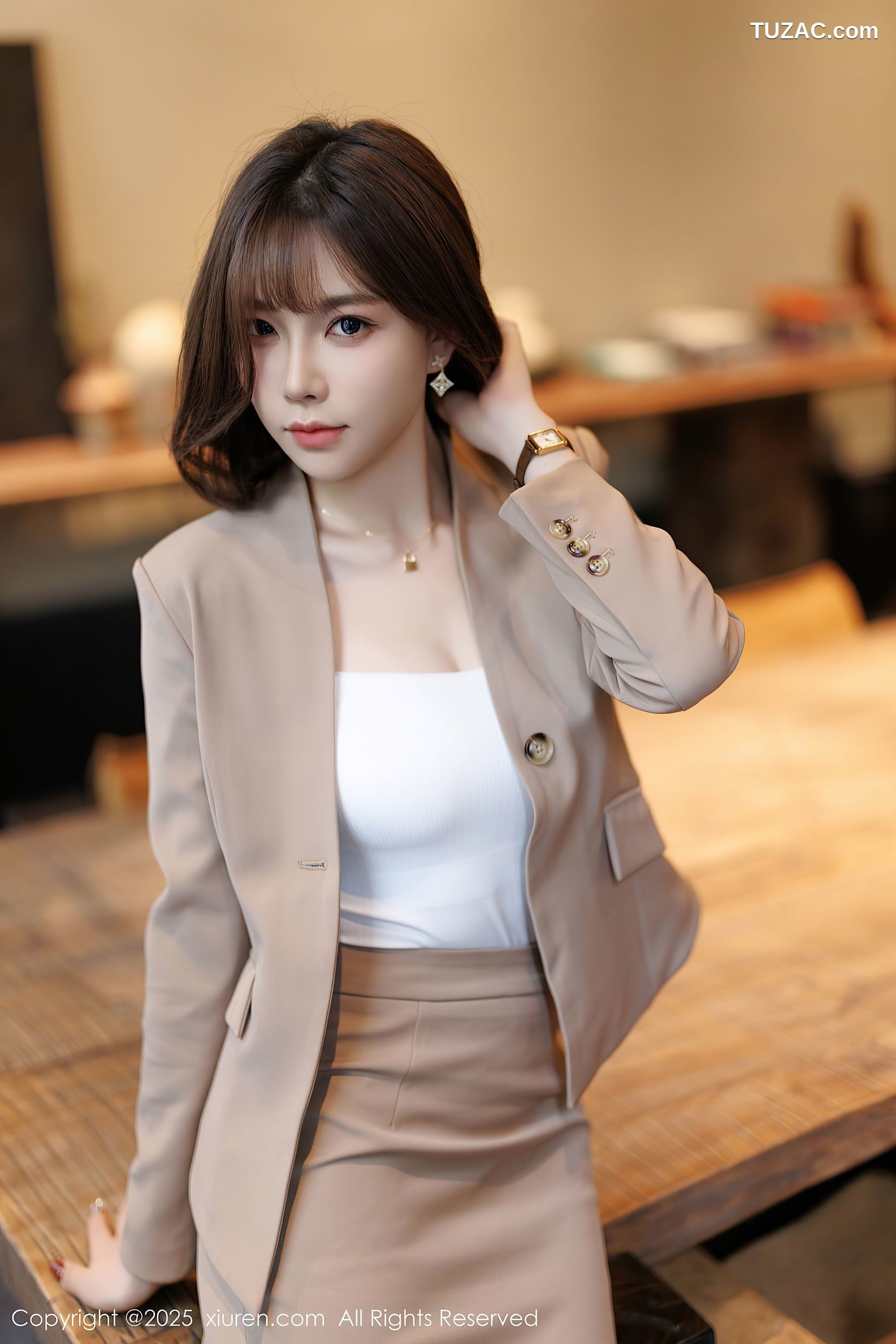 XiuRen秀人网-9844-徐莉芝Booty-短发气质OL米色裙装-黑蕾丝内衣黑丝-2025.02.06