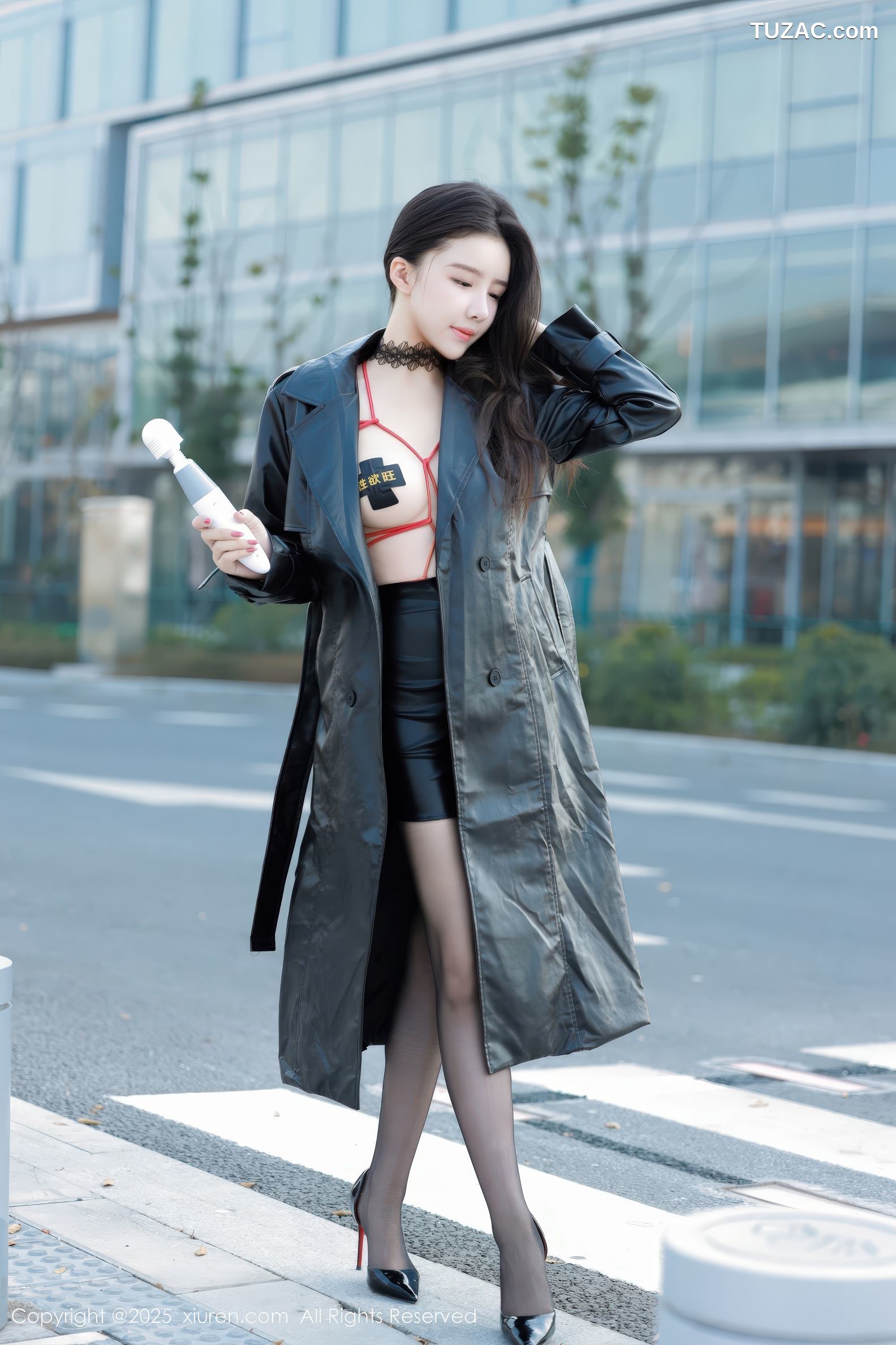 XiuRen秀人网-9855-唐翩翩-黑风衣真空红色情趣绑带内衣黑丝爆乳户外露出-2025.02.08