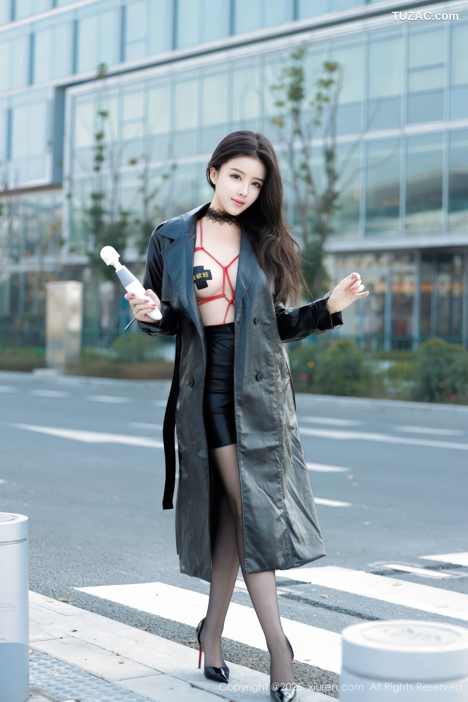XiuRen秀人网-9855-唐翩翩-黑风衣真空红色情趣绑带内衣黑丝爆乳户外露出-2025.02.08