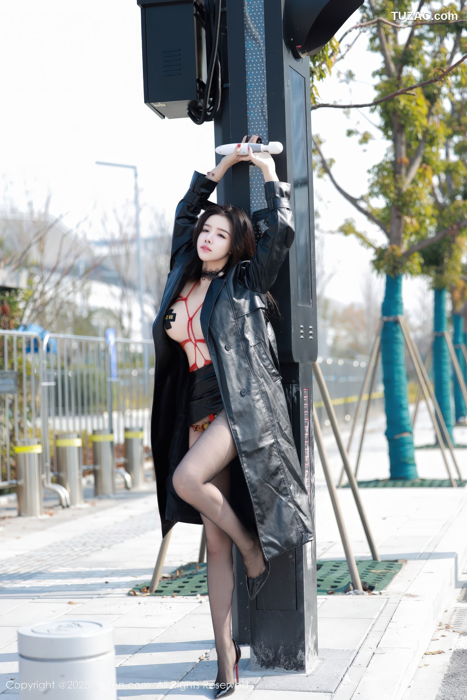 XiuRen秀人网-9855-唐翩翩-黑风衣真空红色情趣绑带内衣黑丝爆乳户外露出-2025.02.08