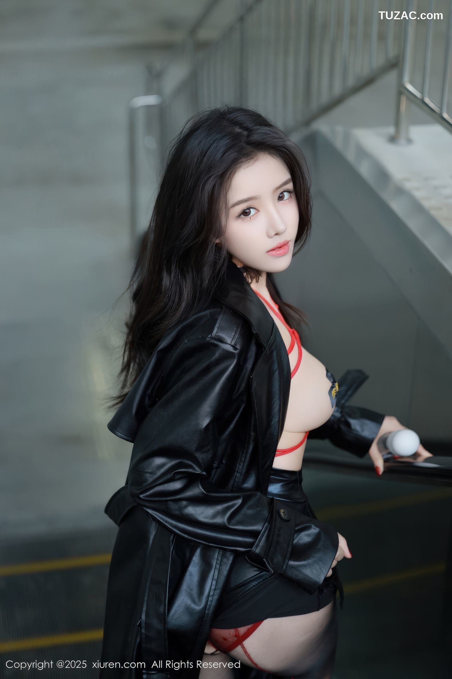 XiuRen秀人网-9855-唐翩翩-黑风衣真空红色情趣绑带内衣黑丝爆乳户外露出-2025.02.08