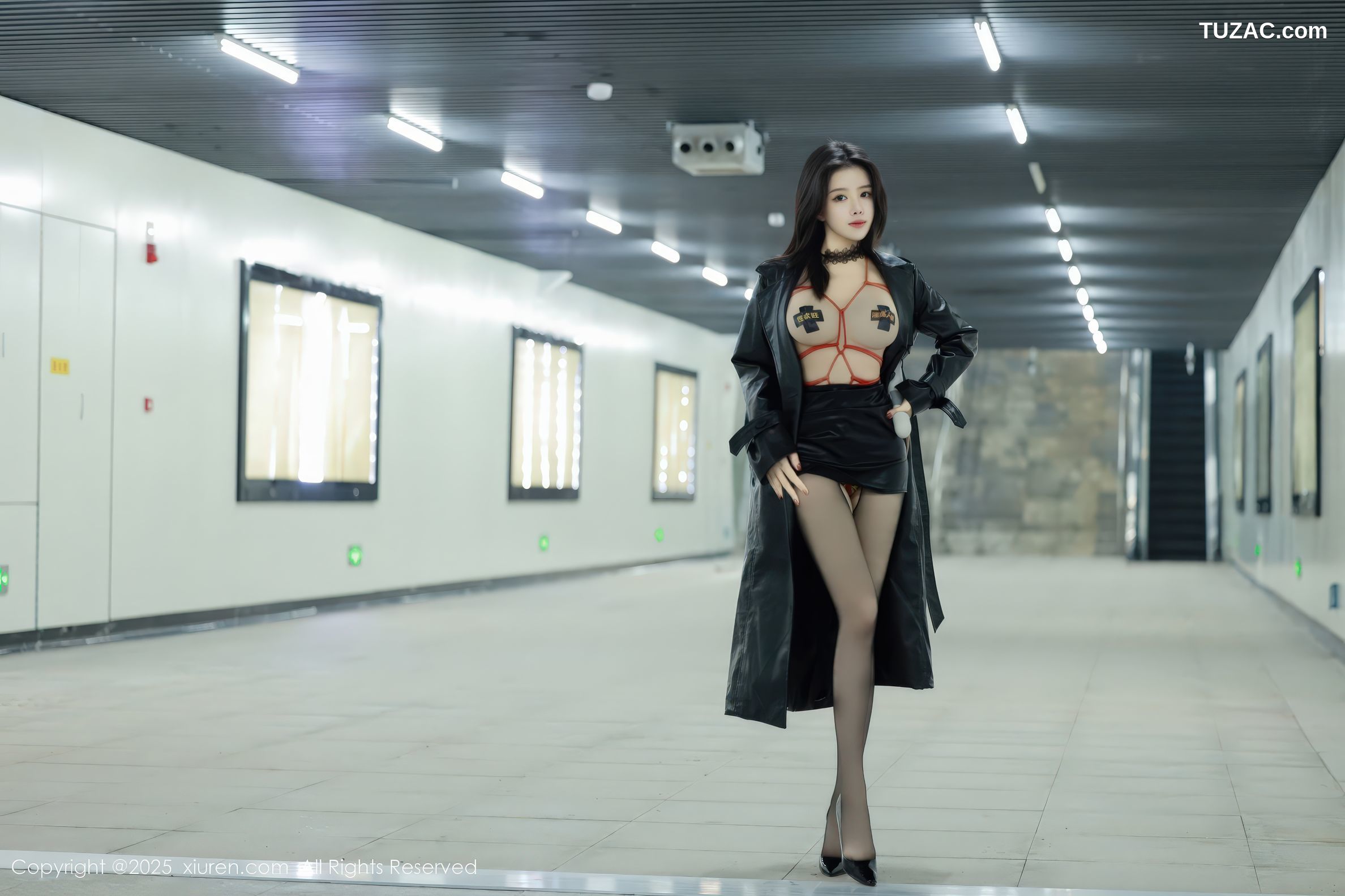 XiuRen秀人网-9855-唐翩翩-黑风衣真空红色情趣绑带内衣黑丝爆乳户外露出-2025.02.08