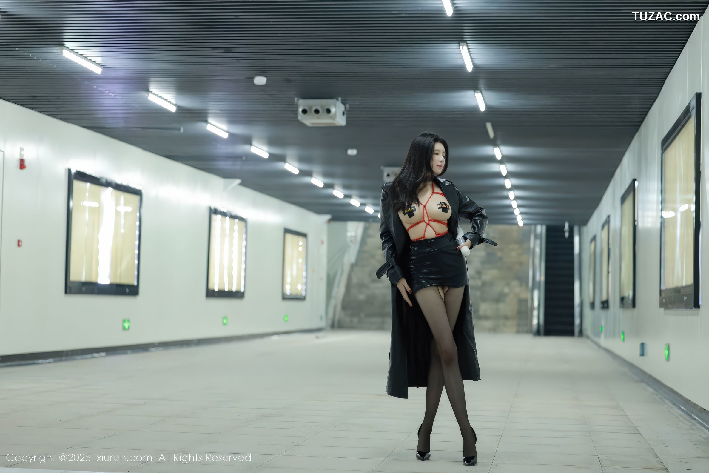 XiuRen秀人网-9855-唐翩翩-黑风衣真空红色情趣绑带内衣黑丝爆乳户外露出-2025.02.08