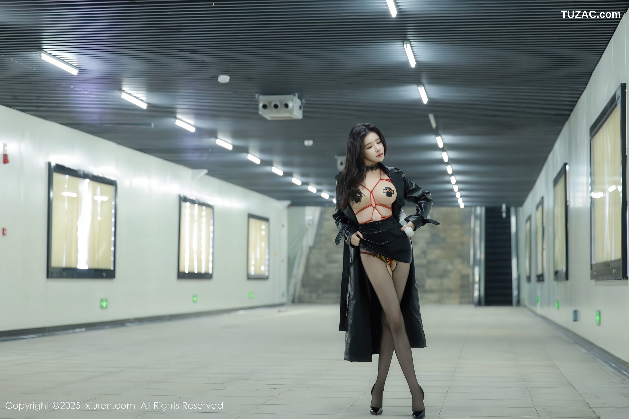 XiuRen秀人网-9855-唐翩翩-黑风衣真空红色情趣绑带内衣黑丝爆乳户外露出-2025.02.08