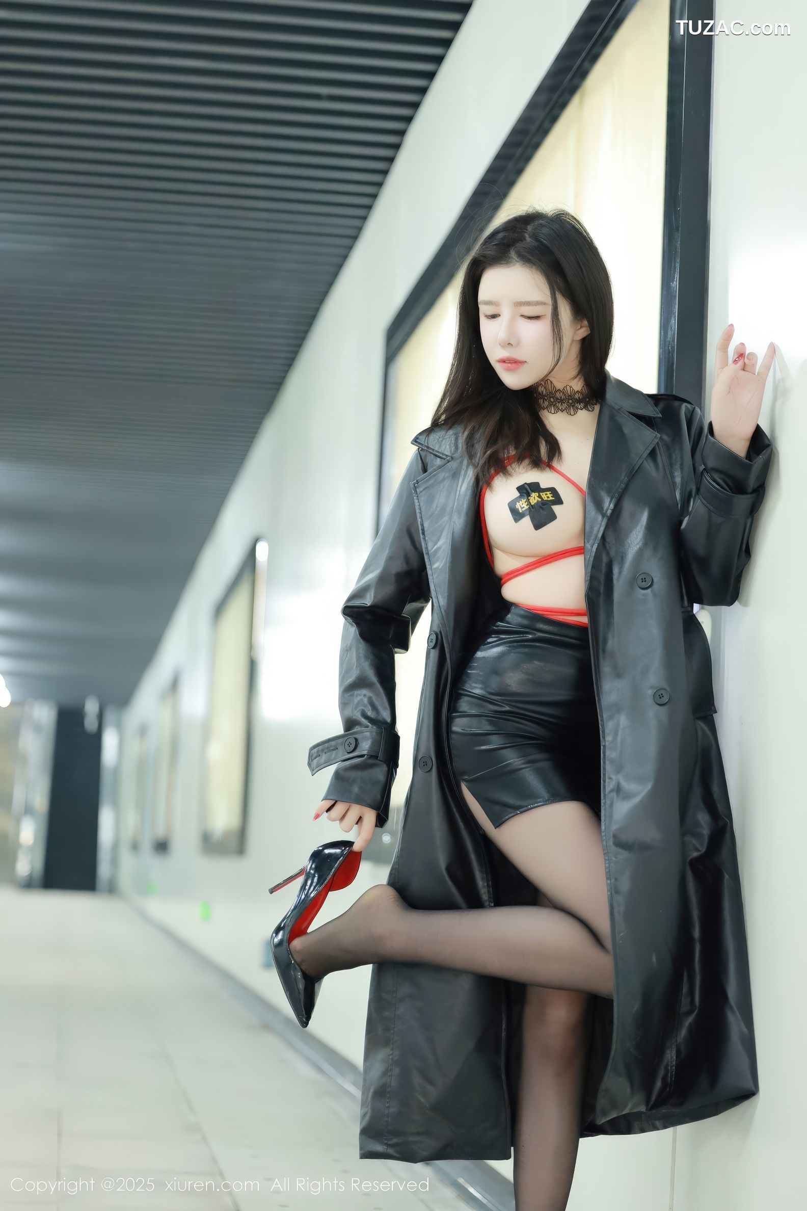 XiuRen秀人网-9855-唐翩翩-黑风衣真空红色情趣绑带内衣黑丝爆乳户外露出-2025.02.08