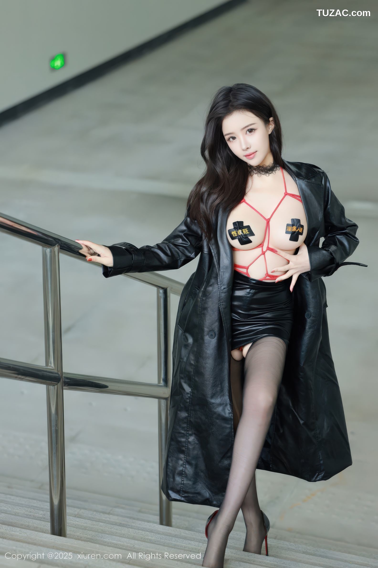 XiuRen秀人网-9855-唐翩翩-黑风衣真空红色情趣绑带内衣黑丝爆乳户外露出-2025.02.08