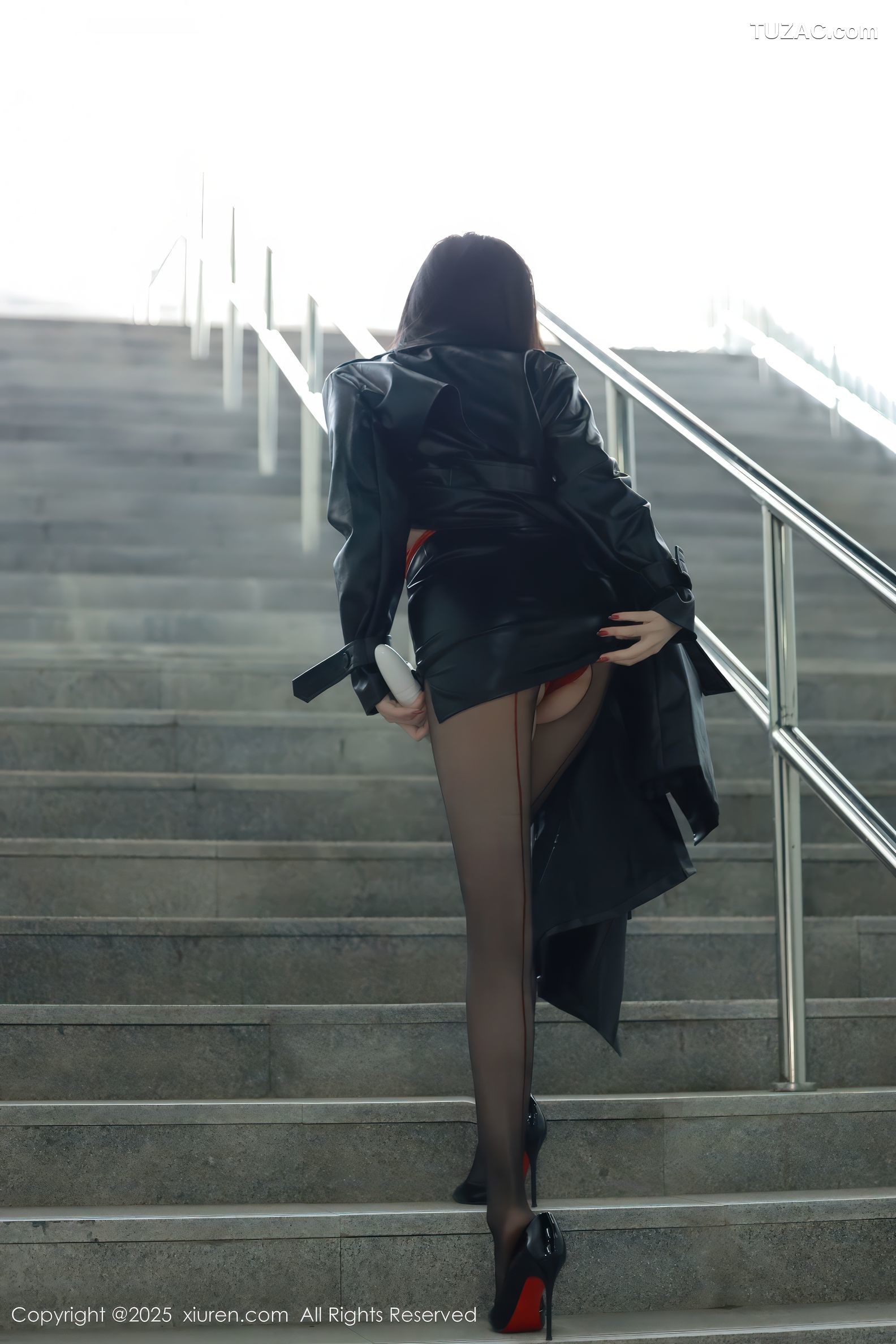 XiuRen秀人网-9855-唐翩翩-黑风衣真空红色情趣绑带内衣黑丝爆乳户外露出-2025.02.08