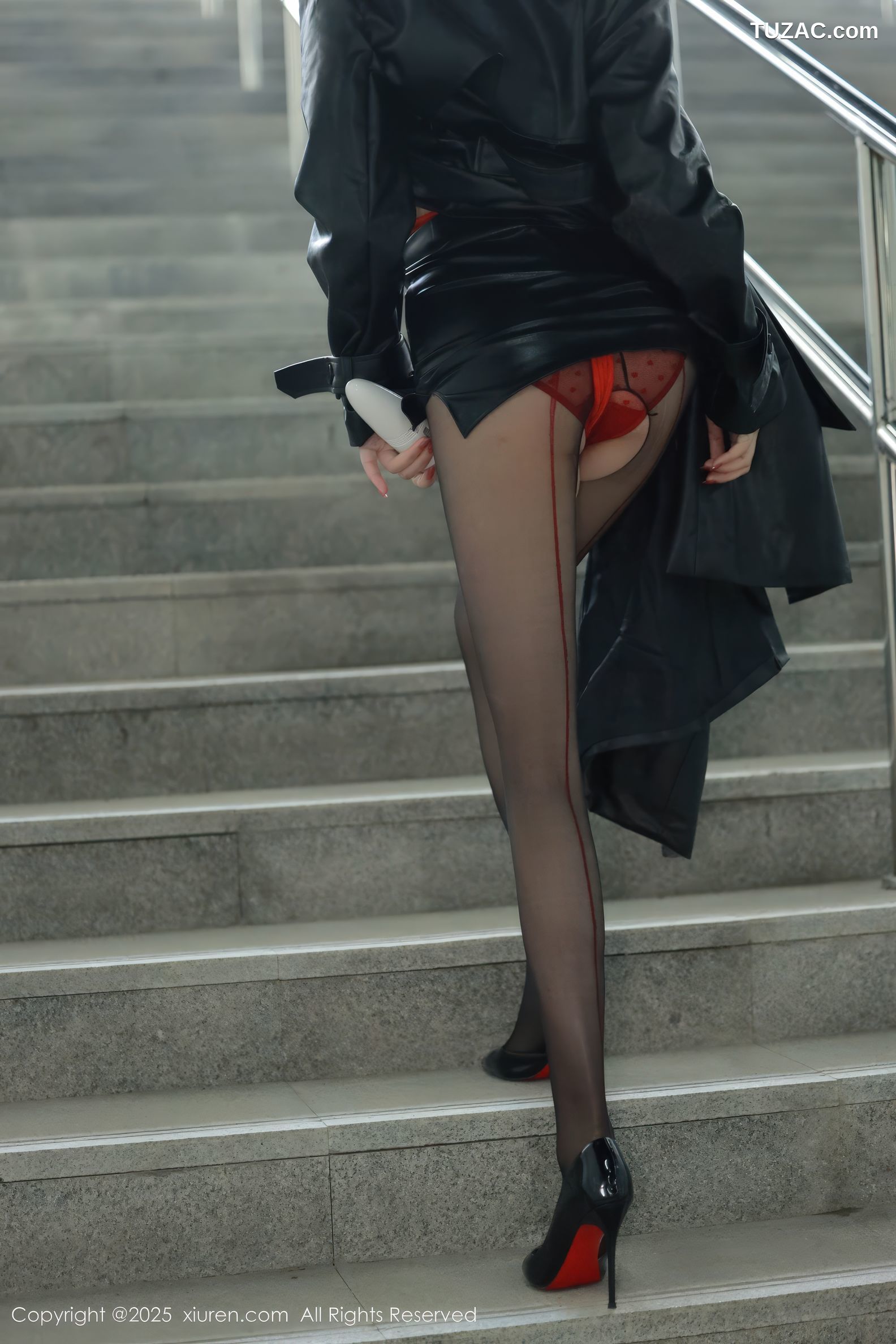 XiuRen秀人网-9855-唐翩翩-黑风衣真空红色情趣绑带内衣黑丝爆乳户外露出-2025.02.08