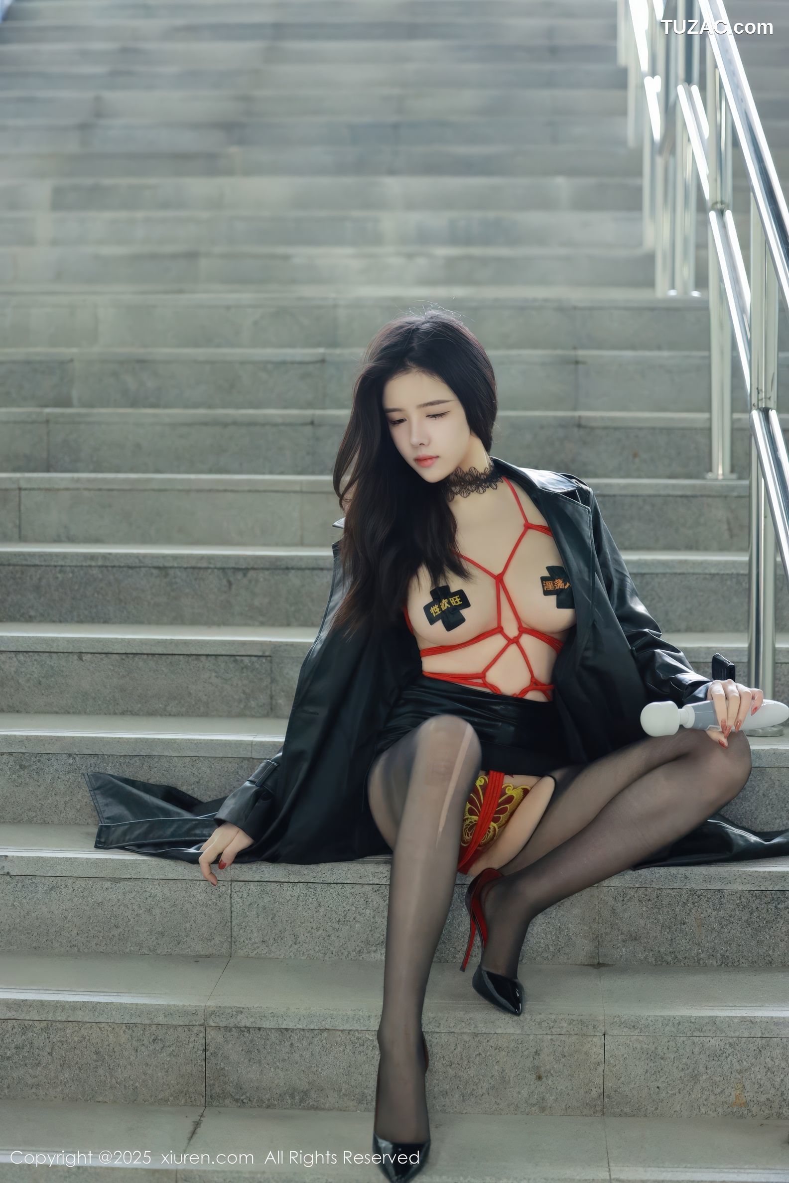 XiuRen秀人网-9855-唐翩翩-黑风衣真空红色情趣绑带内衣黑丝爆乳户外露出-2025.02.08