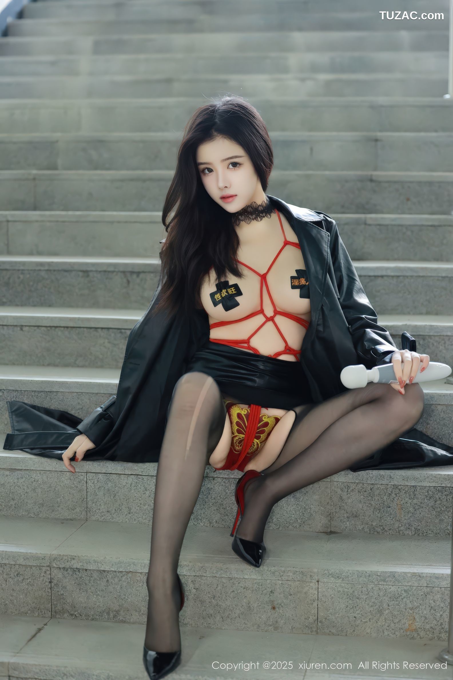 XiuRen秀人网-9855-唐翩翩-黑风衣真空红色情趣绑带内衣黑丝爆乳户外露出-2025.02.08