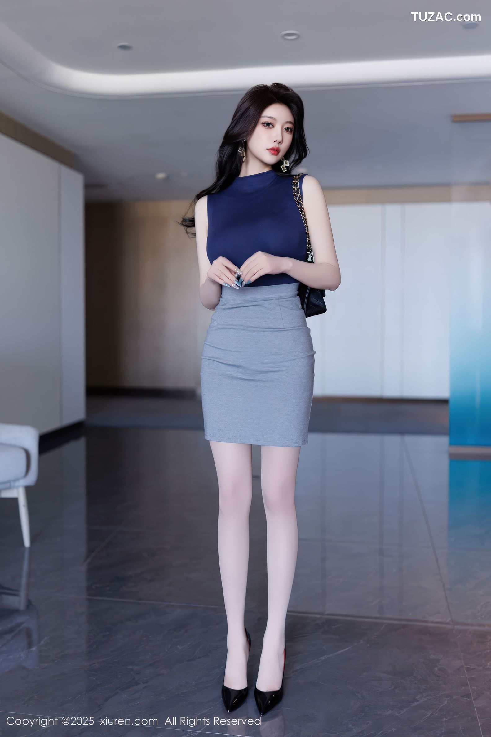 XiuRen秀人网-9857-杨晨晨Yome-OL深蓝无袖T灰短裙情趣黑蕾丝内衣黑丝-2025.02.08