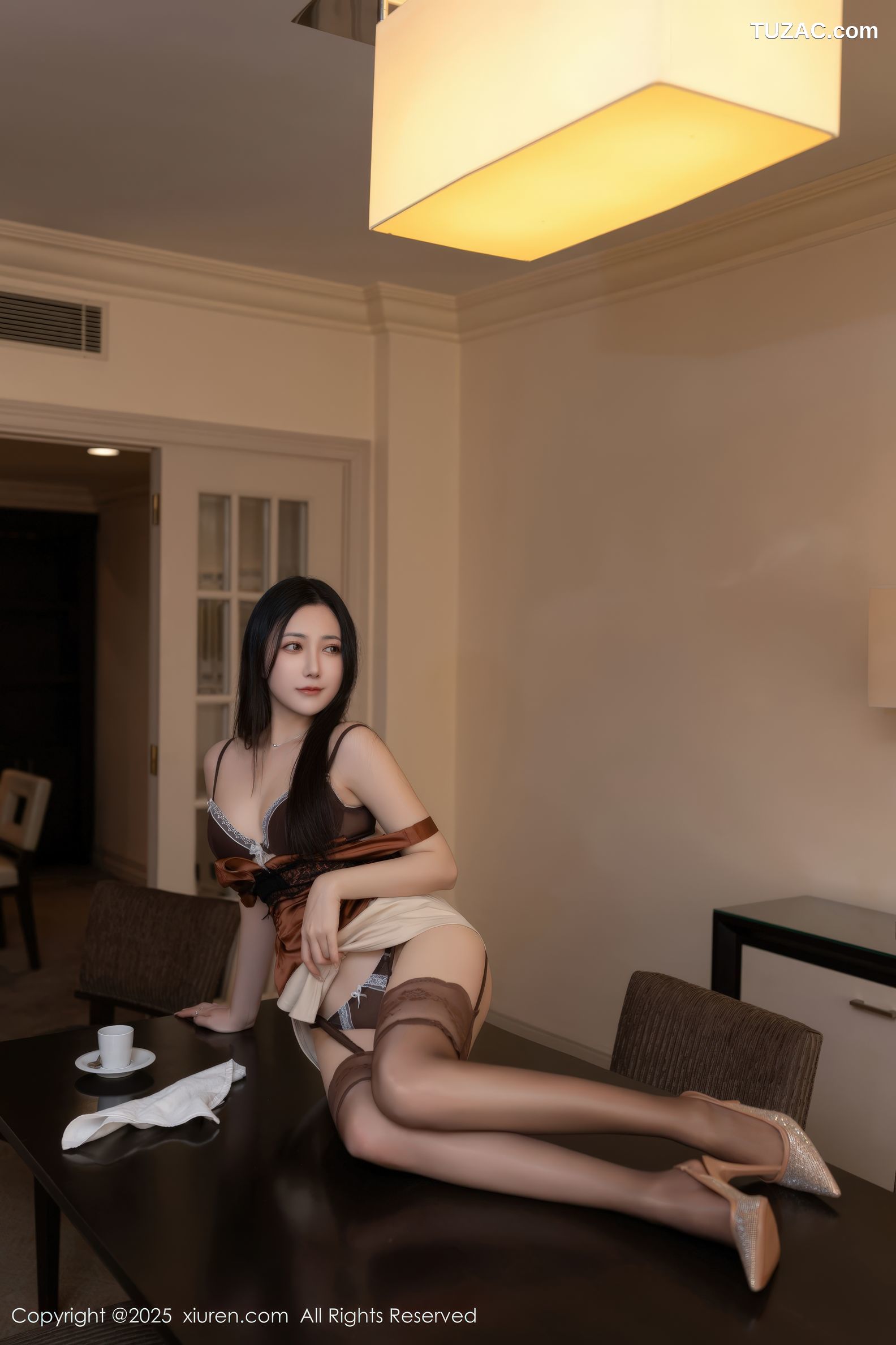 XiuRen秀人网-9859-鱼子酱Fish-浅色超短裙褐色丝袜-2025.02.08