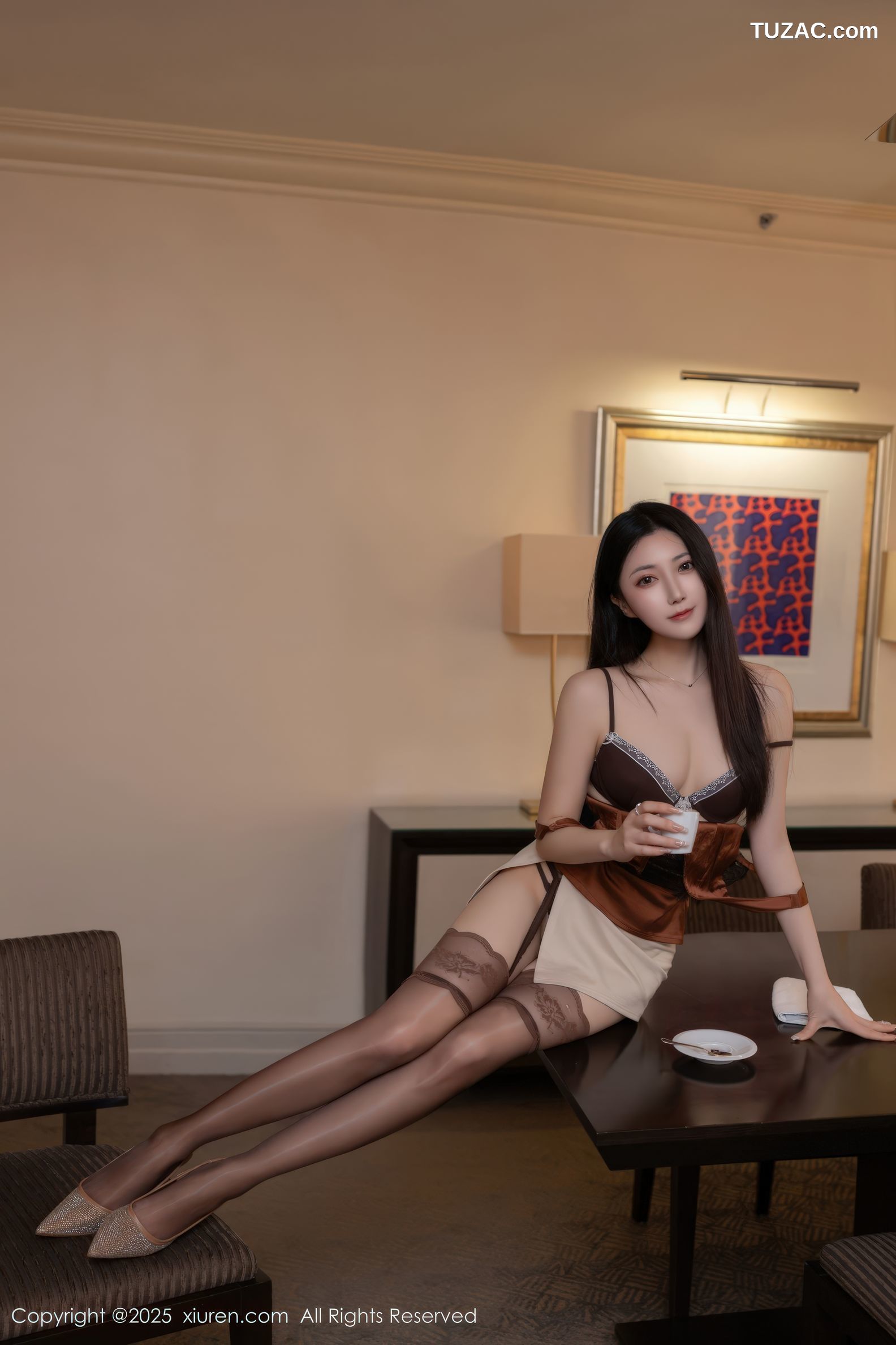 XiuRen秀人网-9859-鱼子酱Fish-浅色超短裙褐色丝袜-2025.02.08