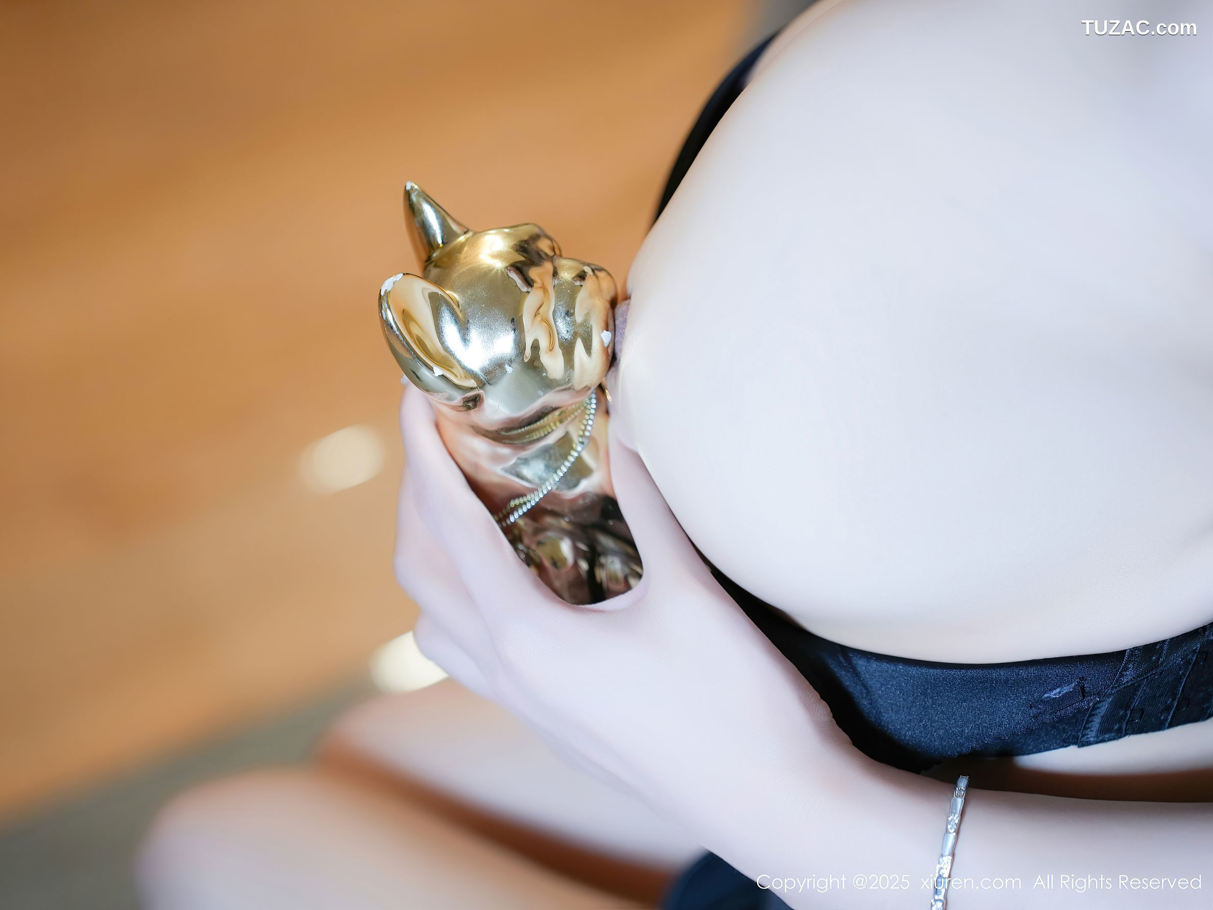 XiuRen秀人网-9861-菲菲吃不胖-黑色连衣短裙黑丝翘臀-2025.02.10