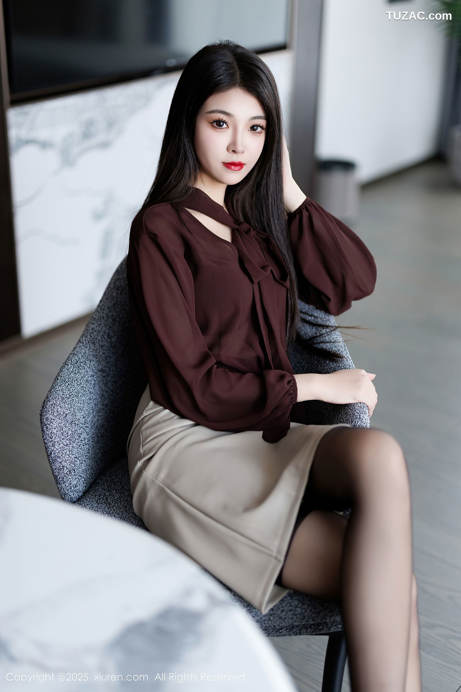 XiuRen秀人网-9868-初梦瑶-OL褐色衬衫灰短裙黑丝-2025.02.11