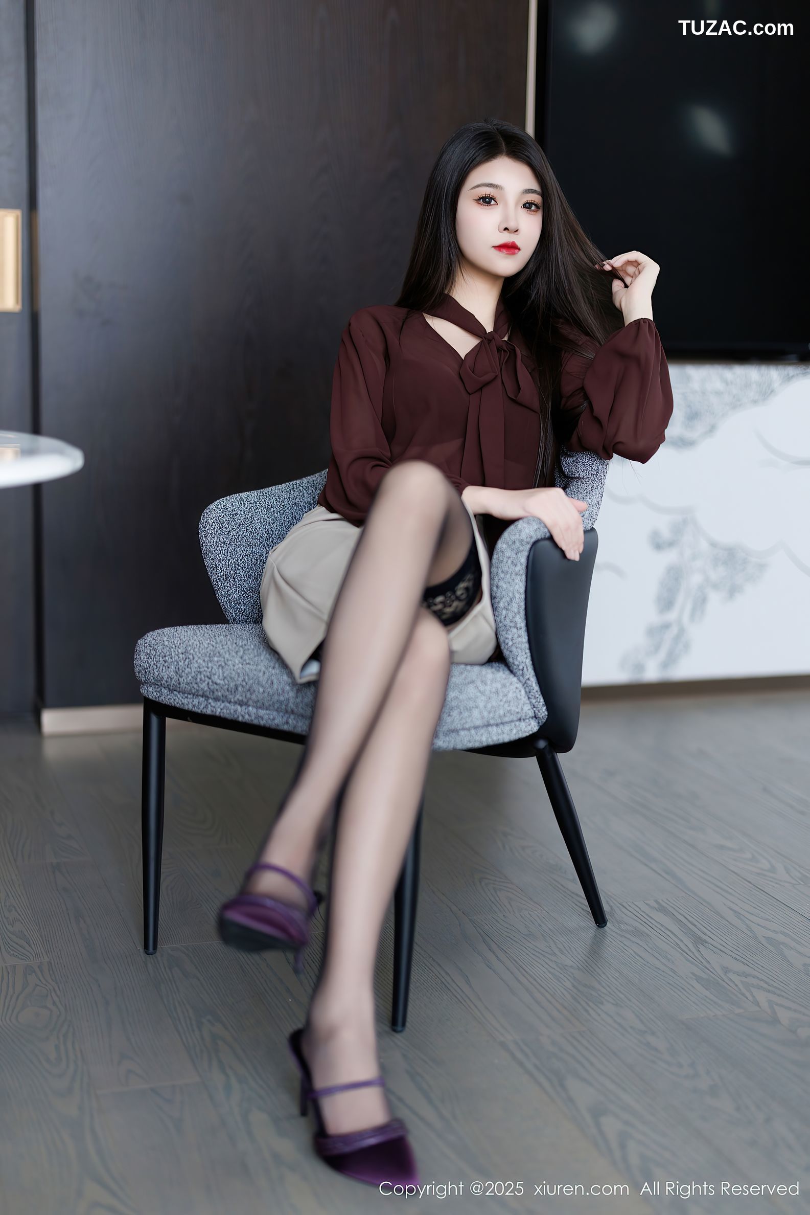 XiuRen秀人网-9868-初梦瑶-OL褐色衬衫灰短裙黑丝-2025.02.11