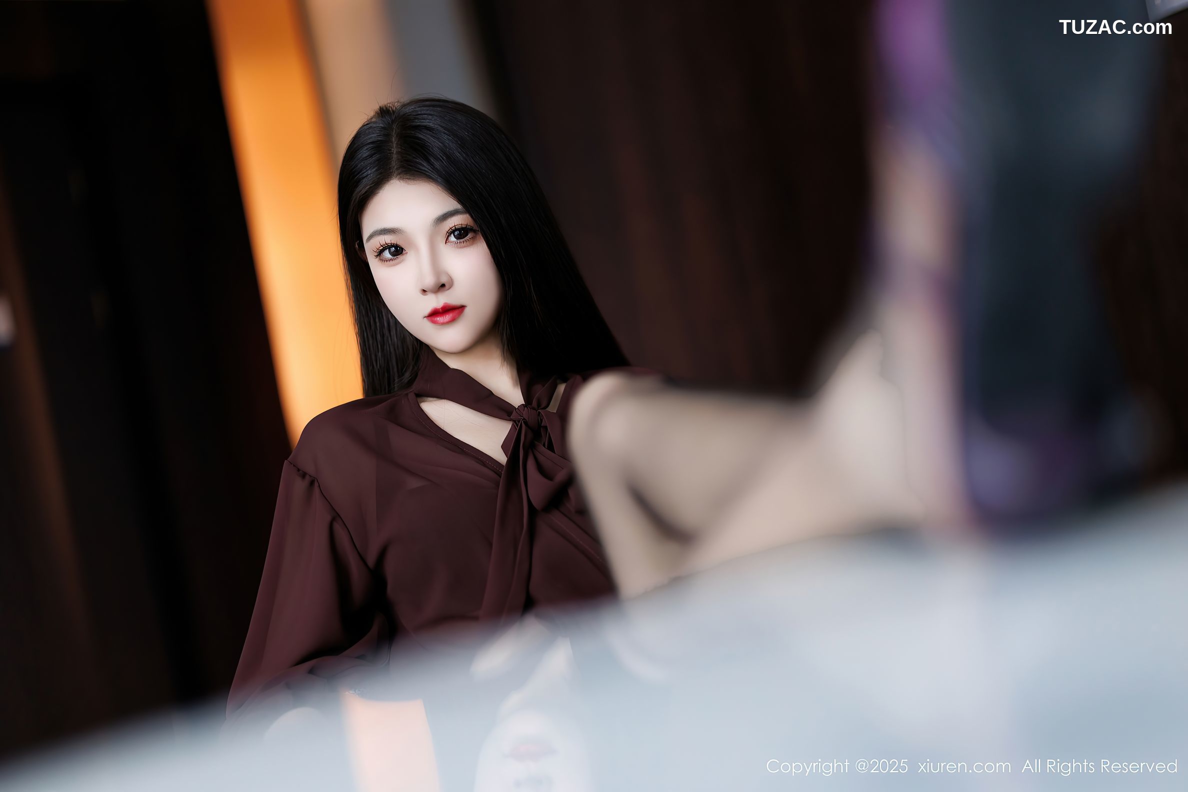 XiuRen秀人网-9868-初梦瑶-OL褐色衬衫灰短裙黑丝-2025.02.11