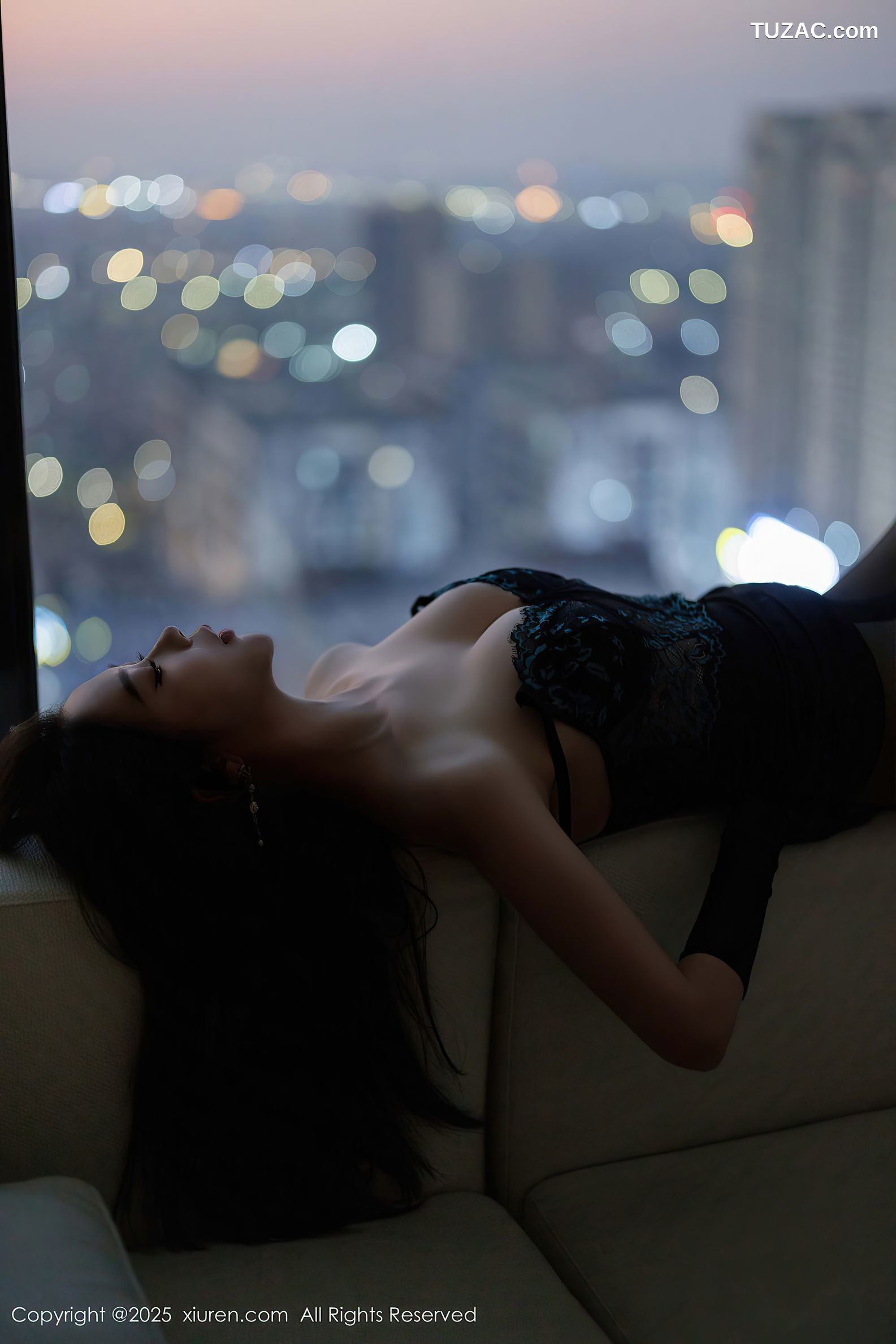 XiuRen秀人网-9874-梦心玥-墨绿吊带黑短裙翘臀黑丝-2025.02.12