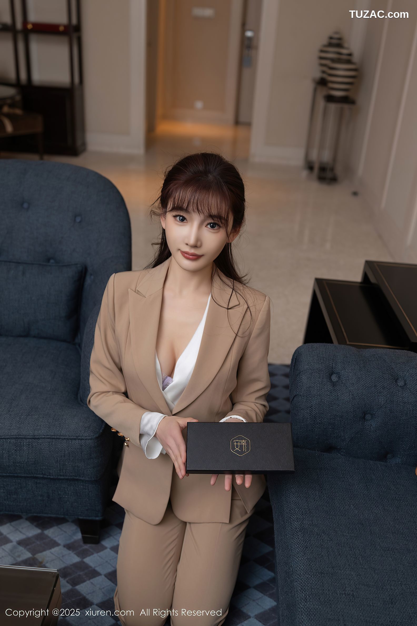 XiuRen秀人网-9881-陆萱萱-OL棕色套装紫色内衣黑丝-2025.02.13