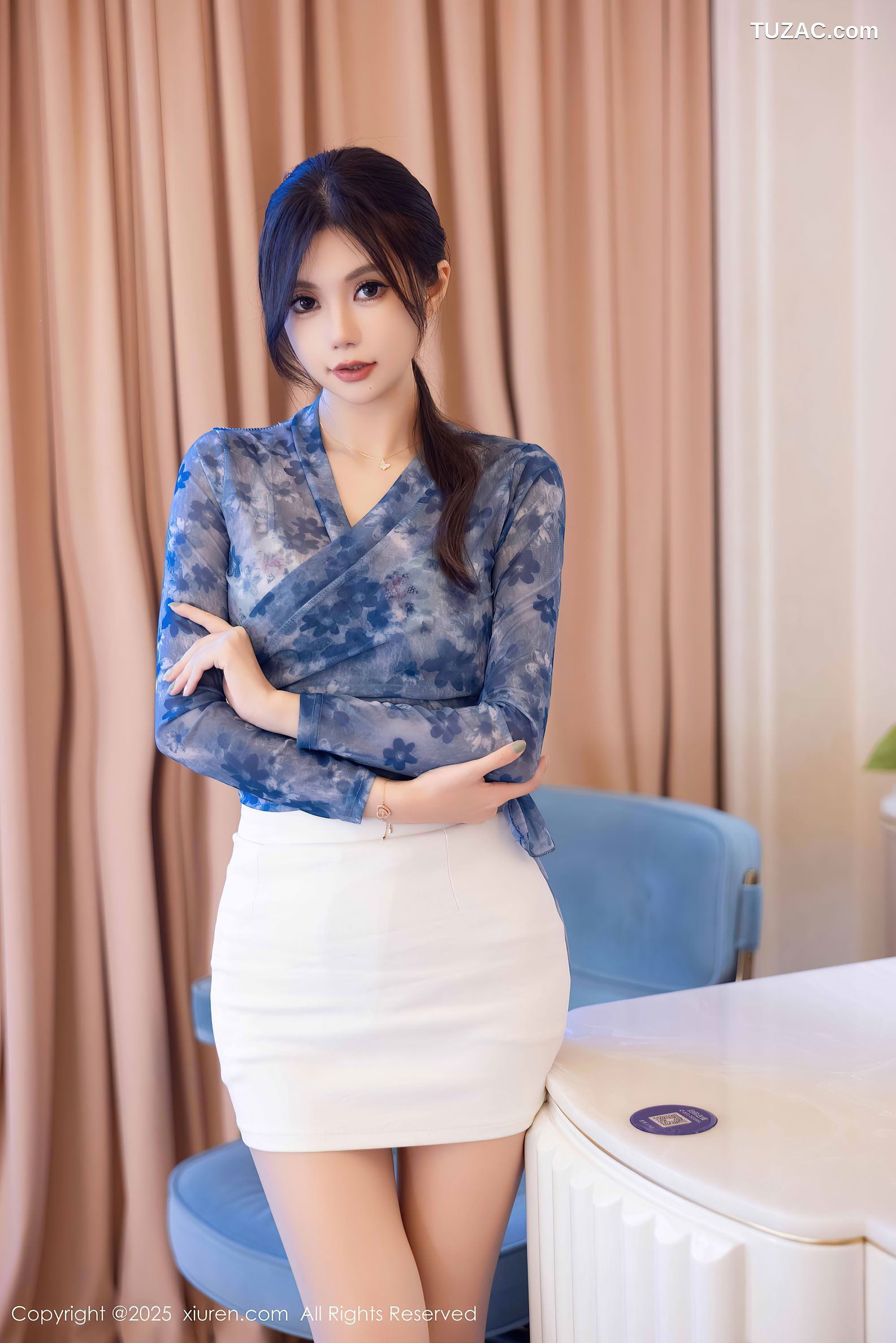 XiuRen秀人网-9884-绮里嘉ula-蓝印花衫白短裙肉丝-2025.02.14