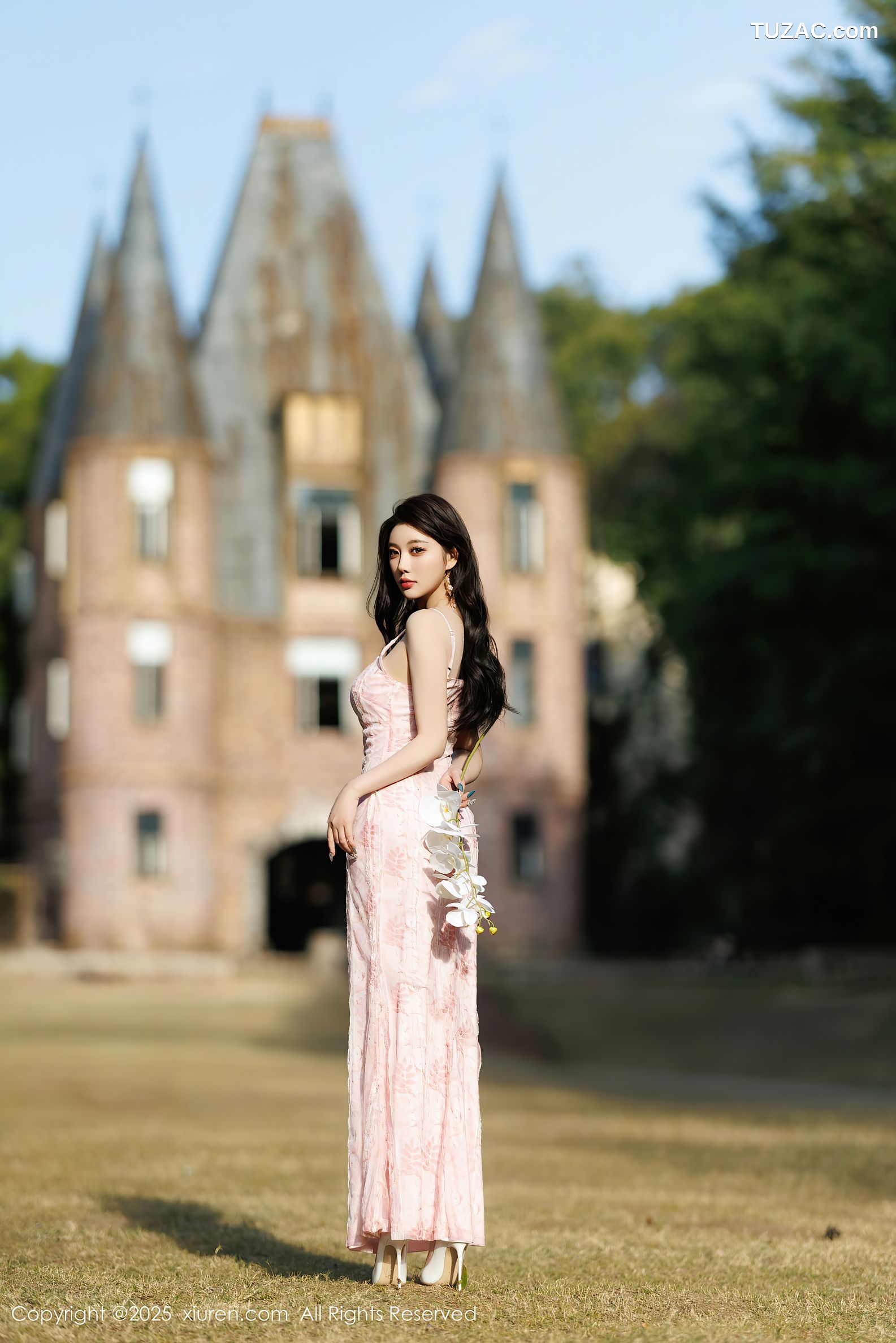 XiuRen秀人网-9886-杨晨晨Yome-户外粉色吊带礼裙-浅粉睡裙湿身-珠链内衣-2025.02.14