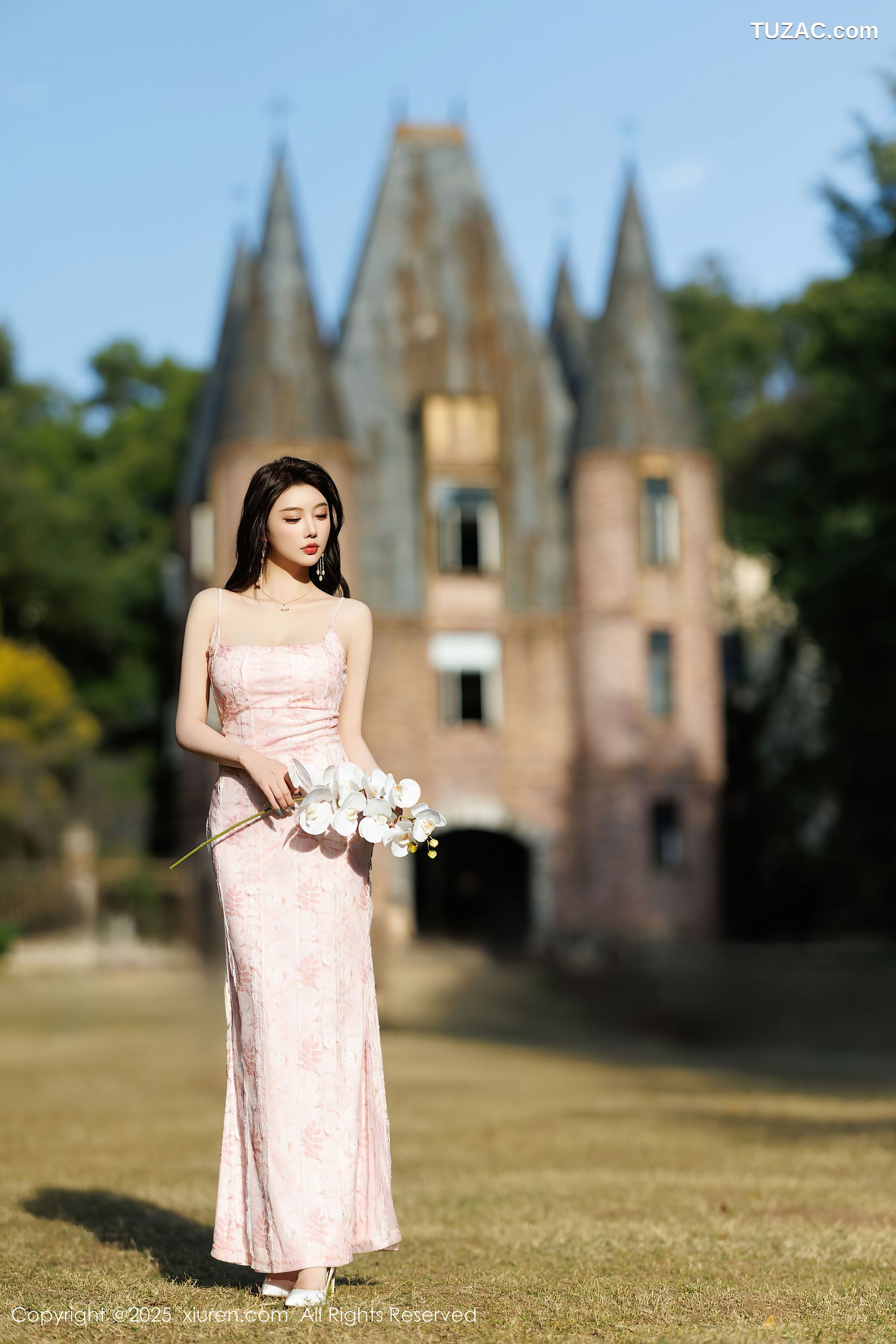 XiuRen秀人网-9886-杨晨晨Yome-户外粉色吊带礼裙-浅粉睡裙湿身-珠链内衣-2025.02.14