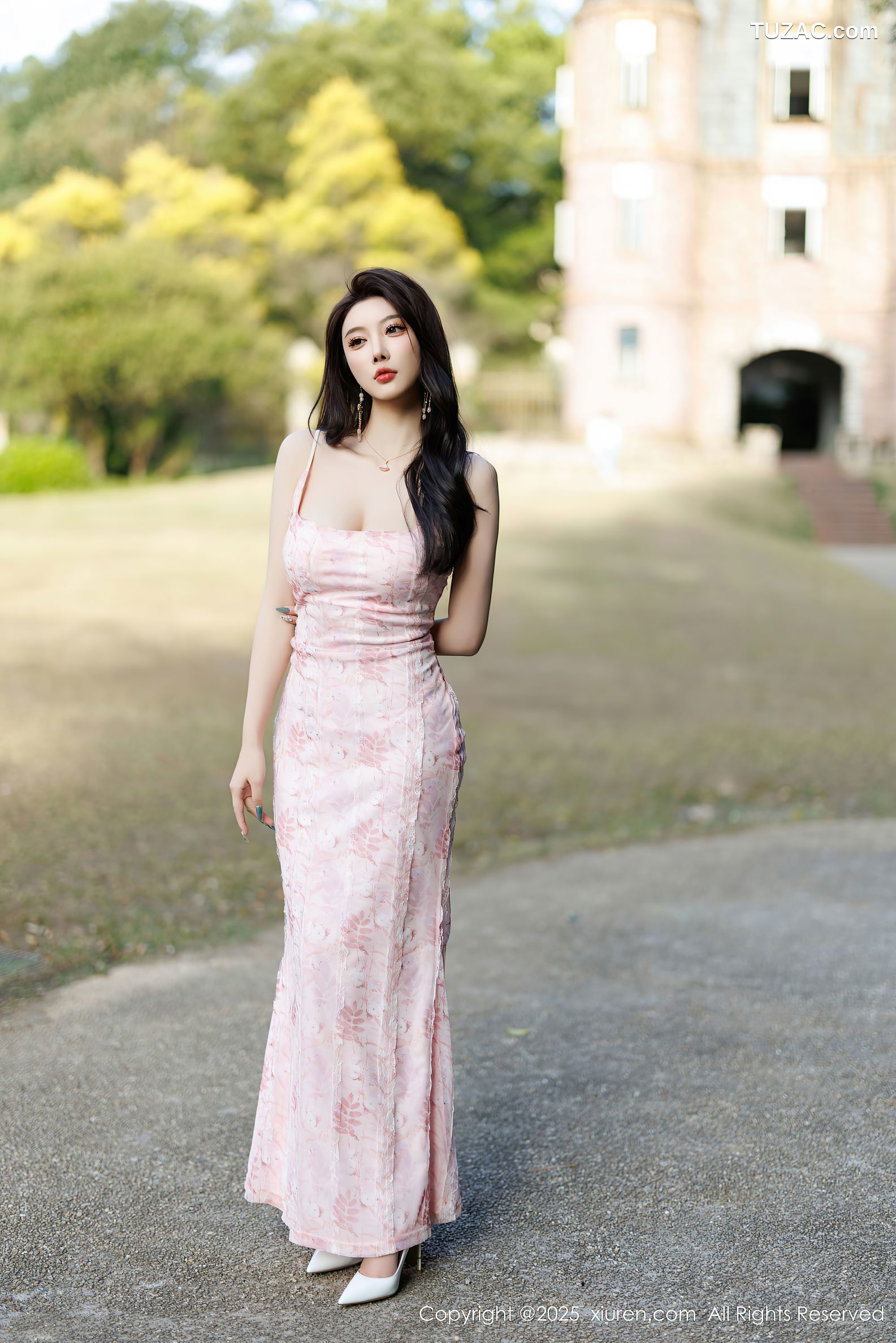 XiuRen秀人网-9886-杨晨晨Yome-户外粉色吊带礼裙-浅粉睡裙湿身-珠链内衣-2025.02.14