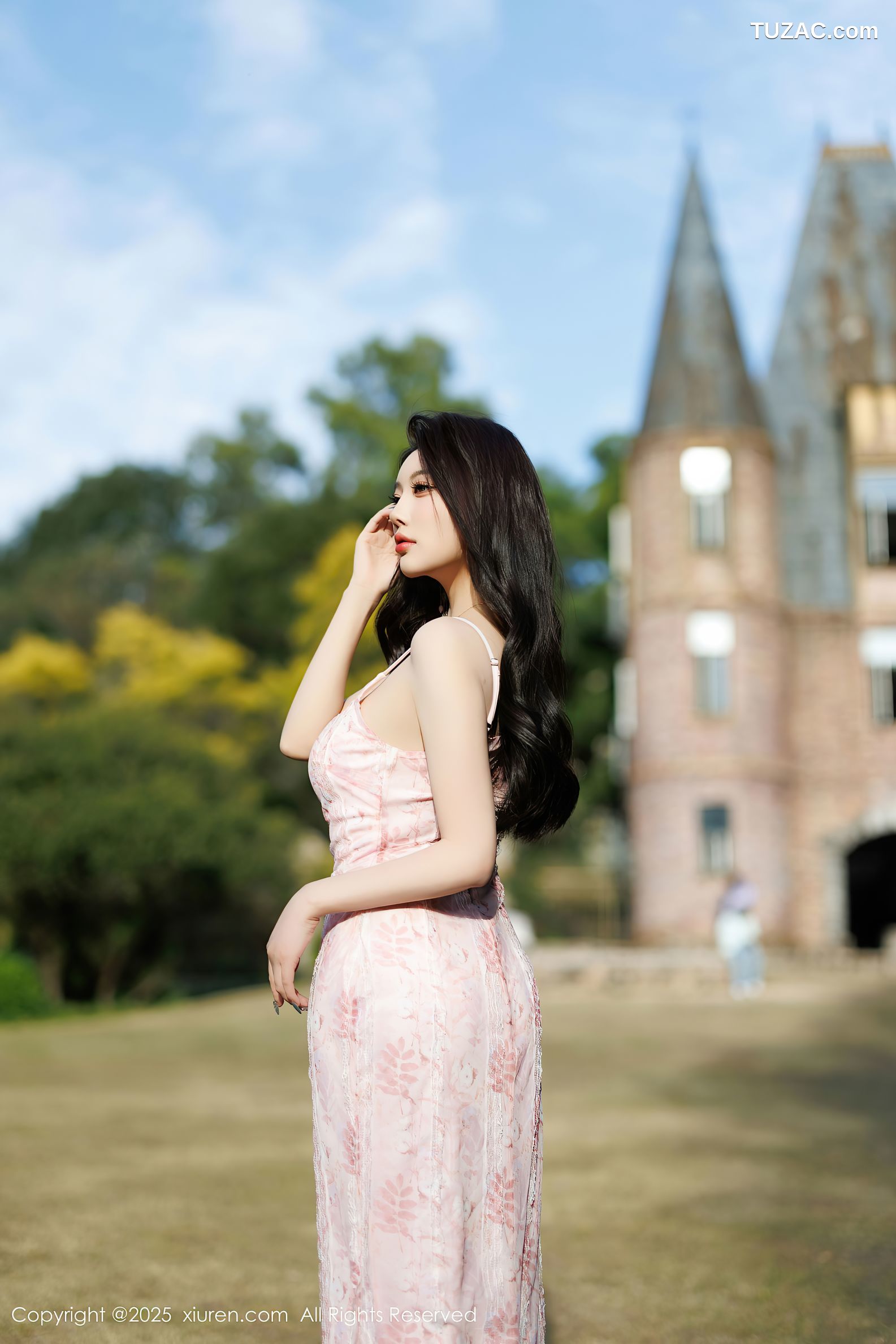 XiuRen秀人网-9886-杨晨晨Yome-户外粉色吊带礼裙-浅粉睡裙湿身-珠链内衣-2025.02.14