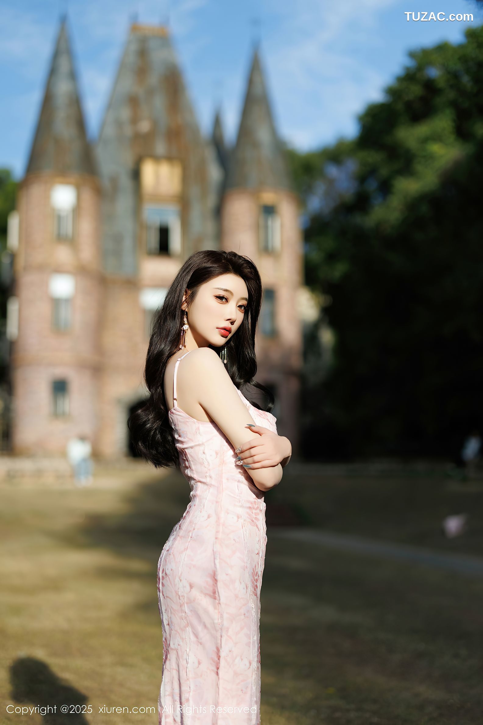 XiuRen秀人网-9886-杨晨晨Yome-户外粉色吊带礼裙-浅粉睡裙湿身-珠链内衣-2025.02.14