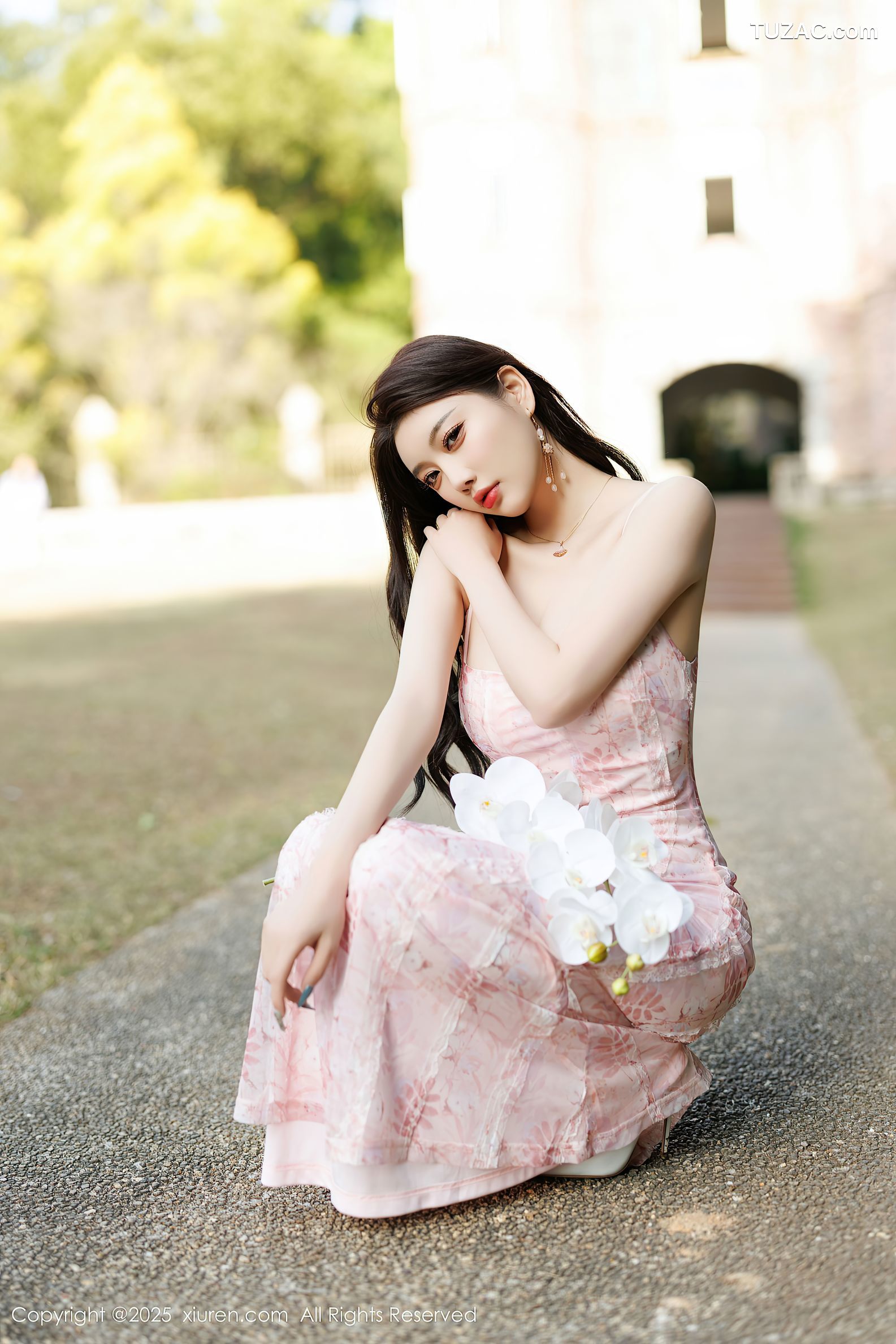 XiuRen秀人网-9886-杨晨晨Yome-户外粉色吊带礼裙-浅粉睡裙湿身-珠链内衣-2025.02.14