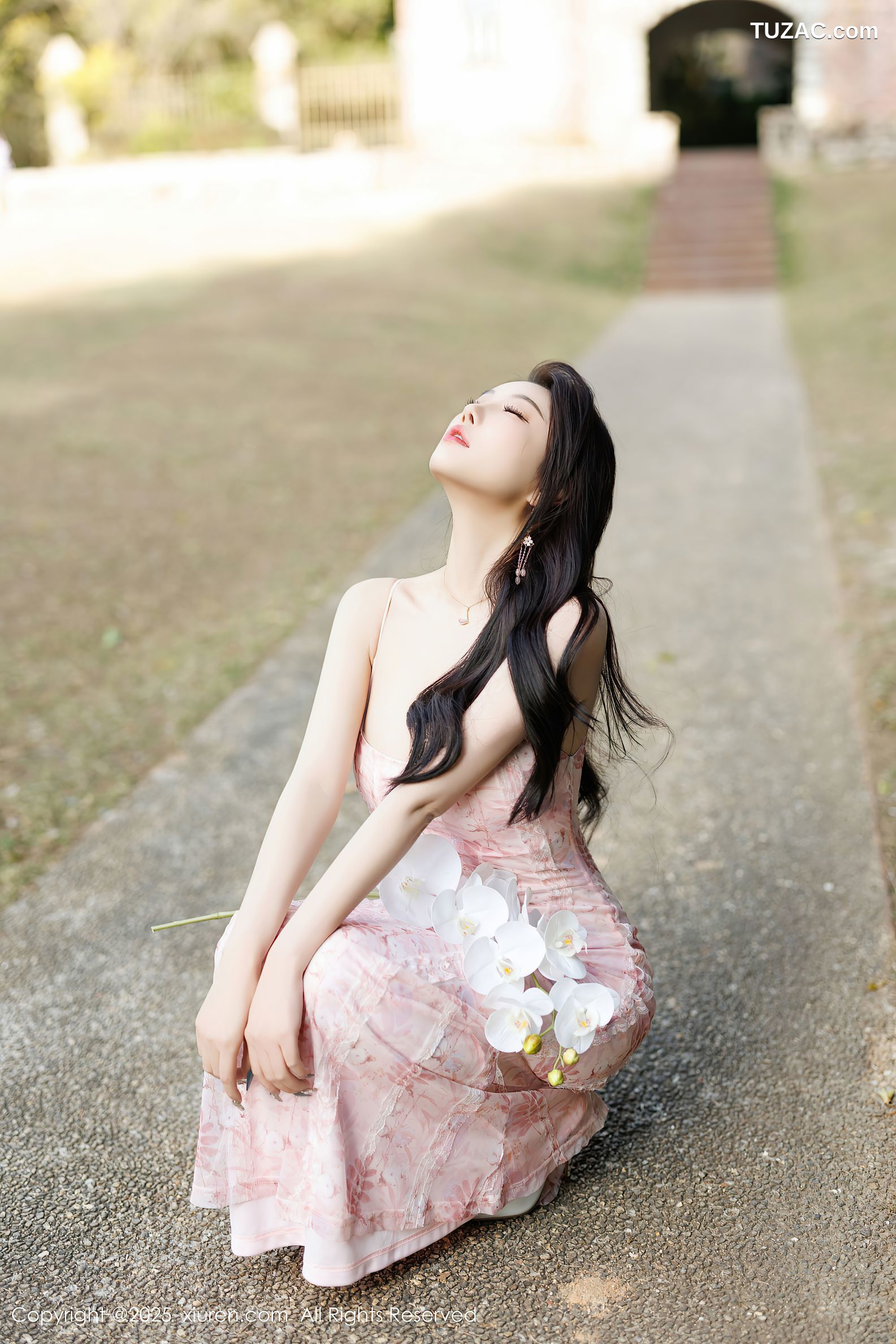 XiuRen秀人网-9886-杨晨晨Yome-户外粉色吊带礼裙-浅粉睡裙湿身-珠链内衣-2025.02.14