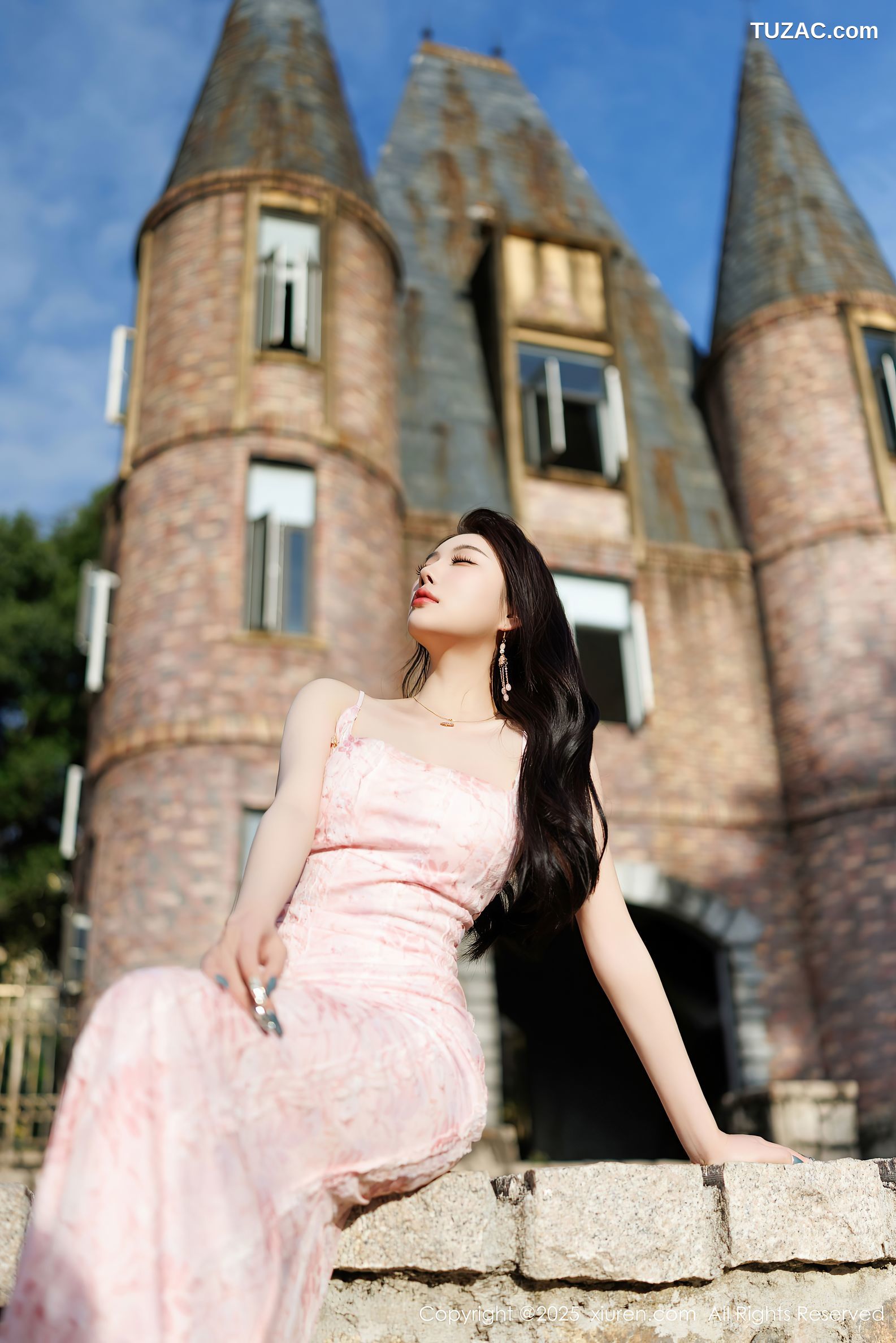 XiuRen秀人网-9886-杨晨晨Yome-户外粉色吊带礼裙-浅粉睡裙湿身-珠链内衣-2025.02.14