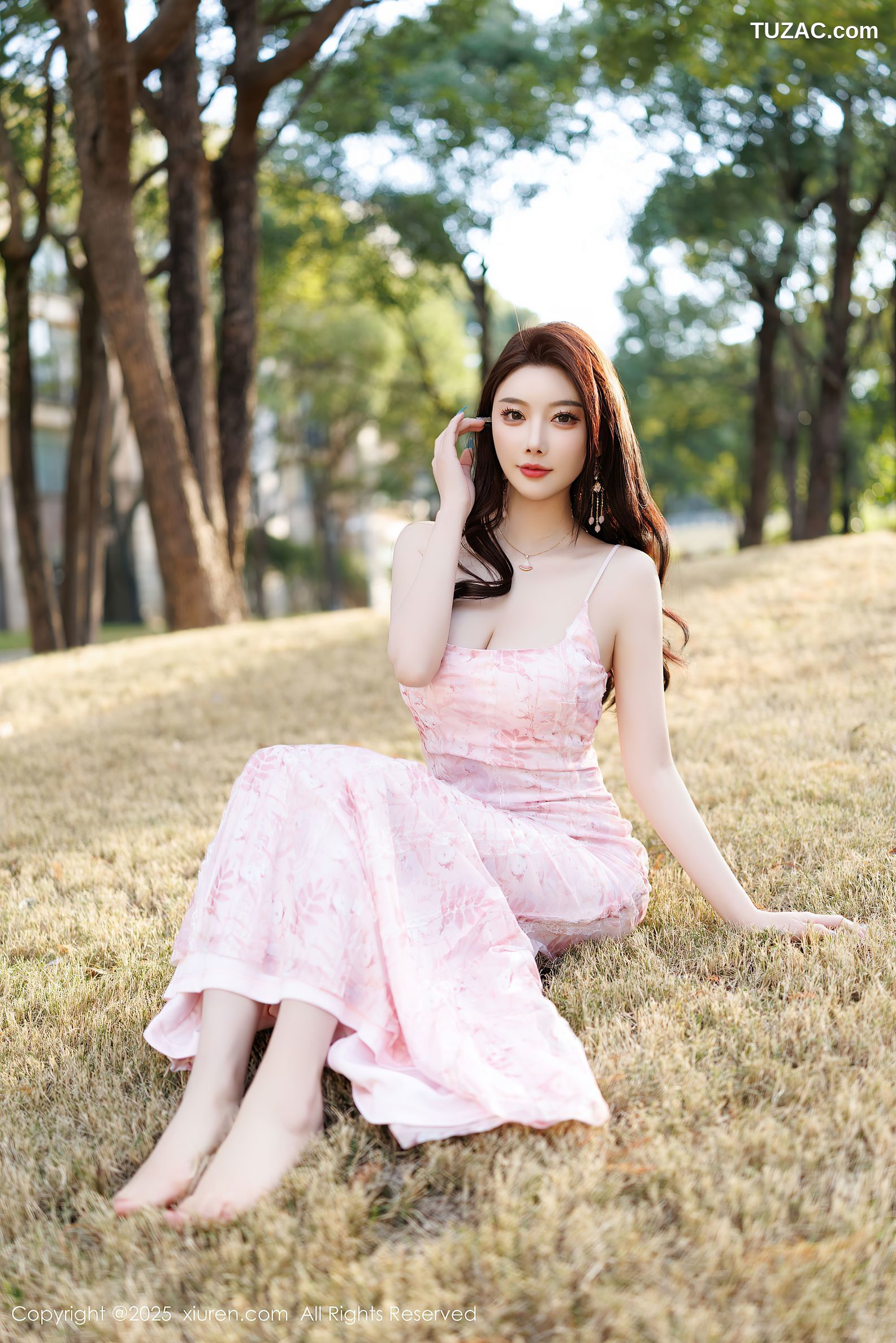 XiuRen秀人网-9886-杨晨晨Yome-户外粉色吊带礼裙-浅粉睡裙湿身-珠链内衣-2025.02.14